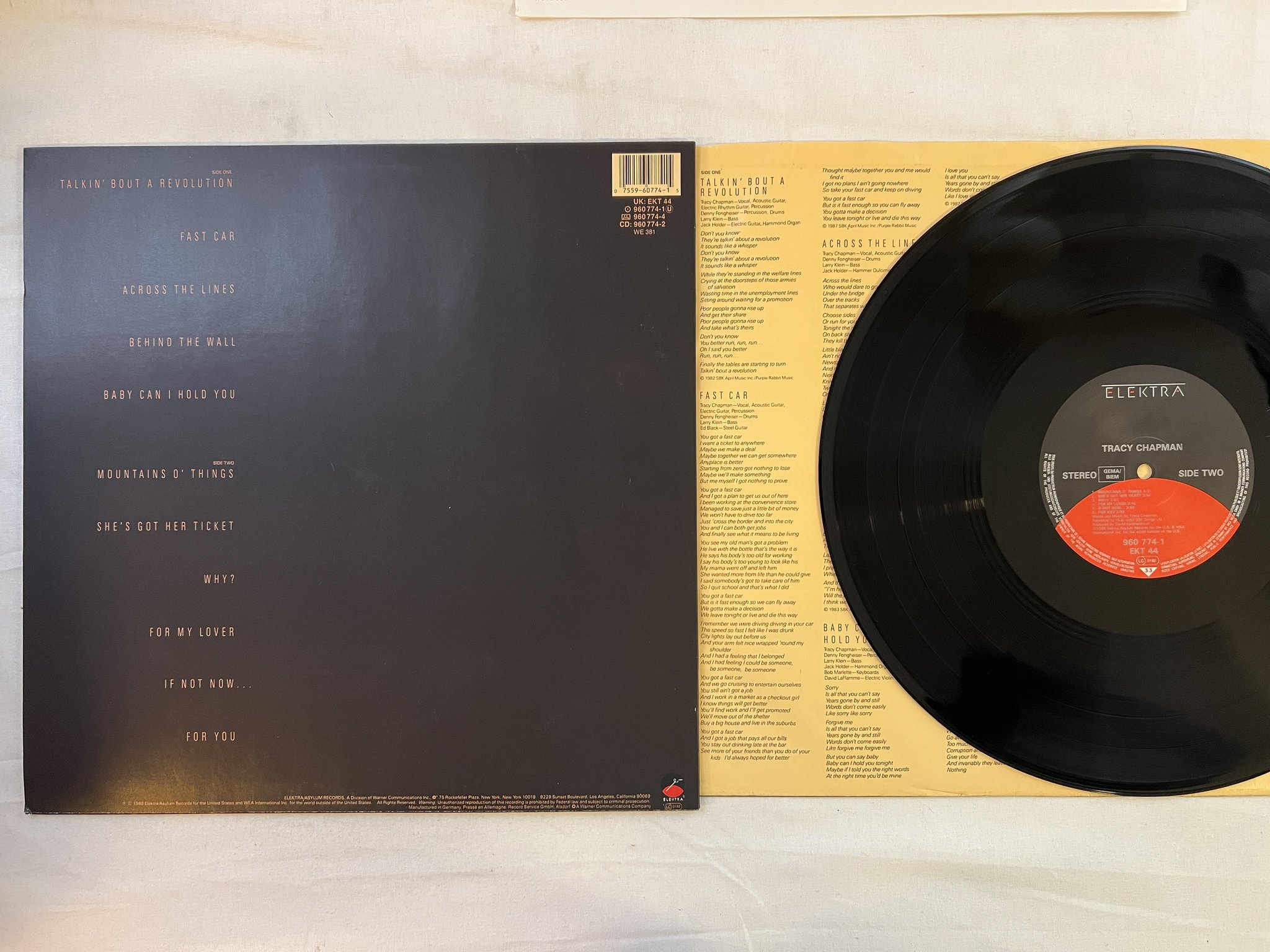 Omslagsbild för skivan TRACY CHAPMAN s/t LP -88 Ger ELEKTRA 960774-1 *** Talkin' bout a revolution ***
