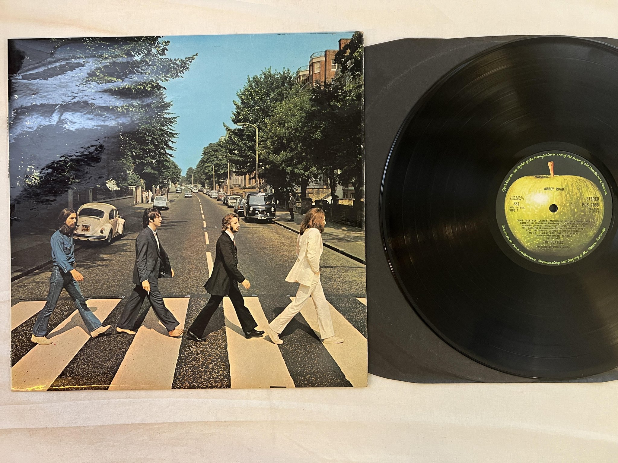 Omslagsbild för skivan THE BEATLES abbey road LP -69 UK PARLOPHONE PCS 7088 ** misaligned apple logo***