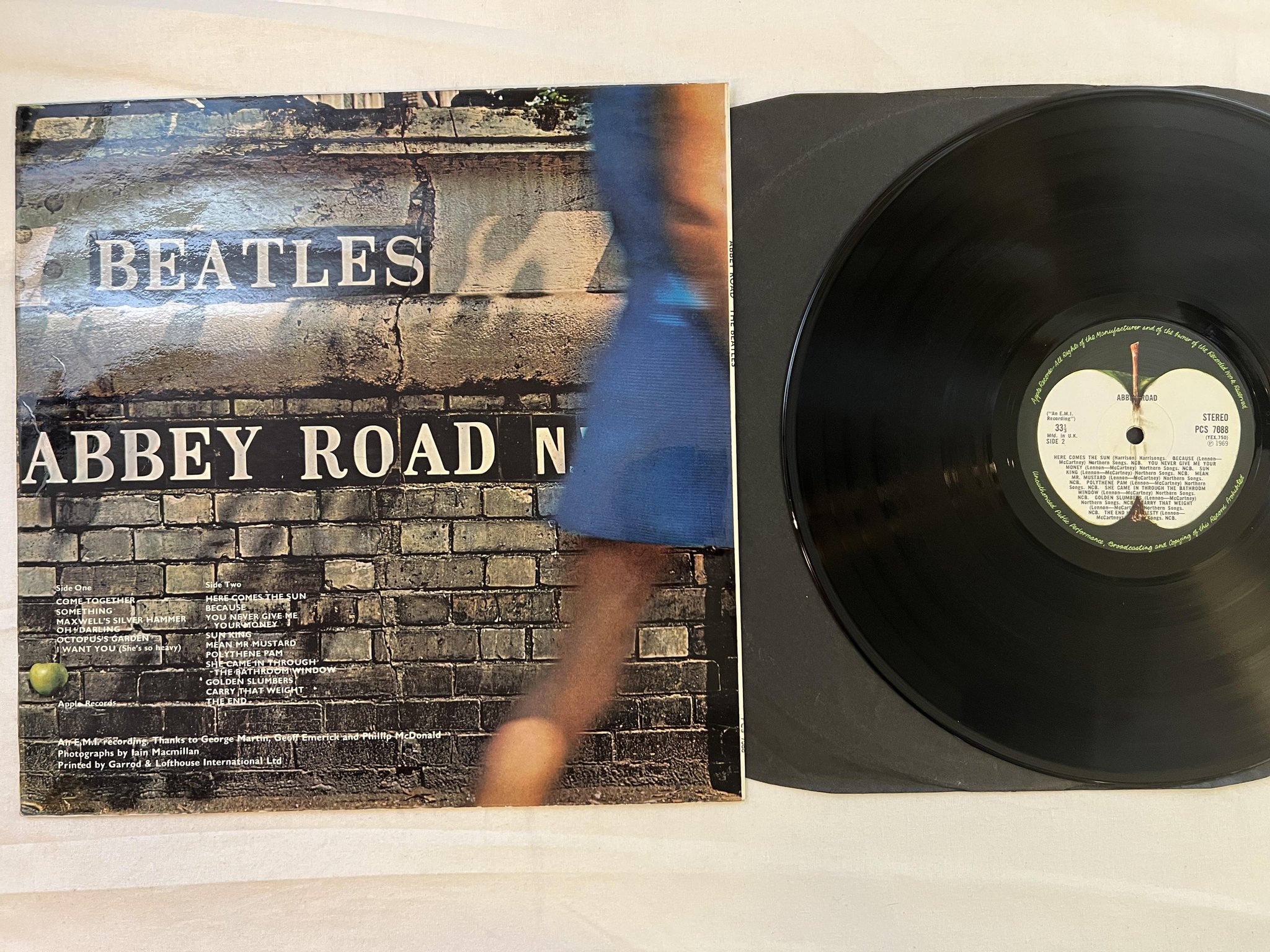 Omslagsbild för skivan THE BEATLES abbey road LP -69 UK PARLOPHONE PCS 7088 ** misaligned apple logo***