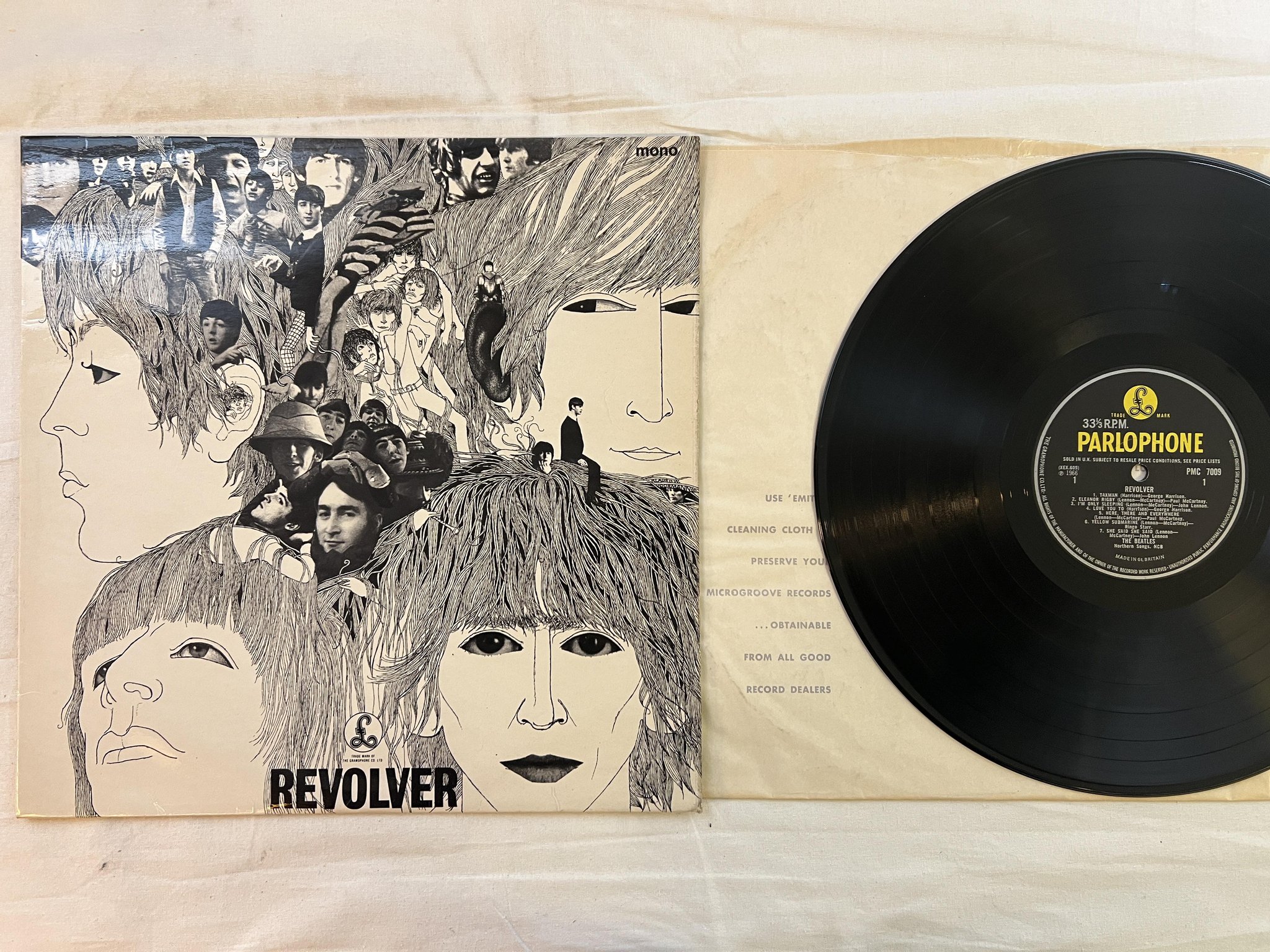 Omslagsbild för skivan THE BEATLES revolver LP -66 UK PARLOPHONE PMC 7009 *** Dr. Robert credit ***