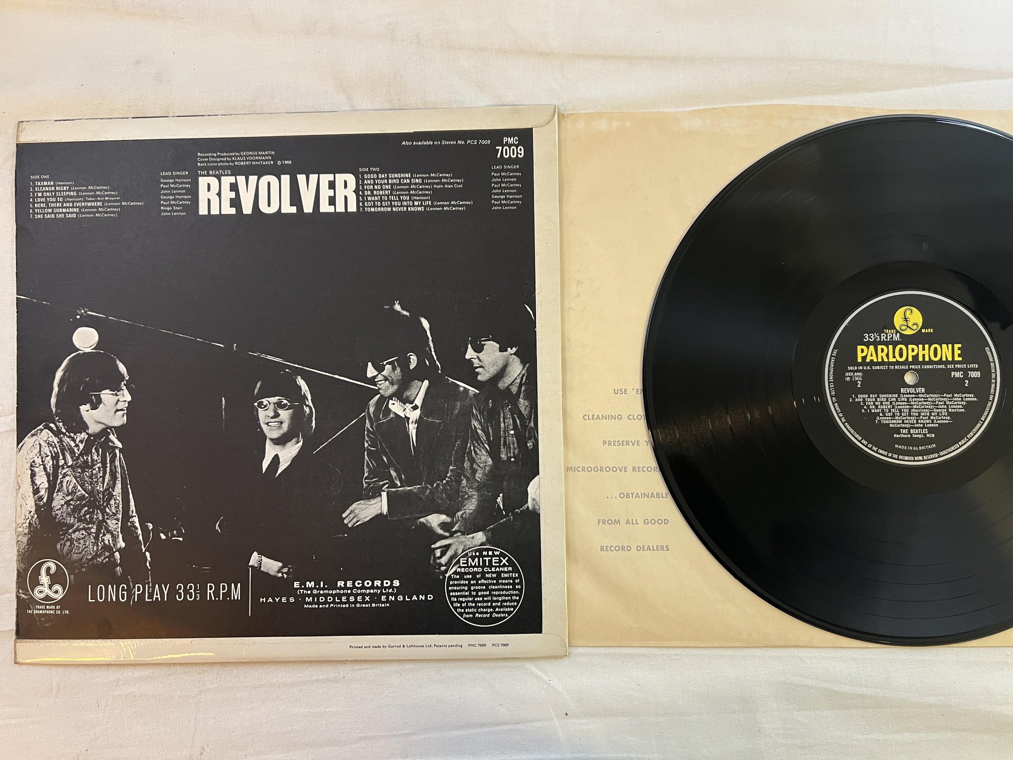 Omslagsbild för skivan THE BEATLES revolver LP -66 UK PARLOPHONE PMC 7009 *** Dr. Robert credit ***
