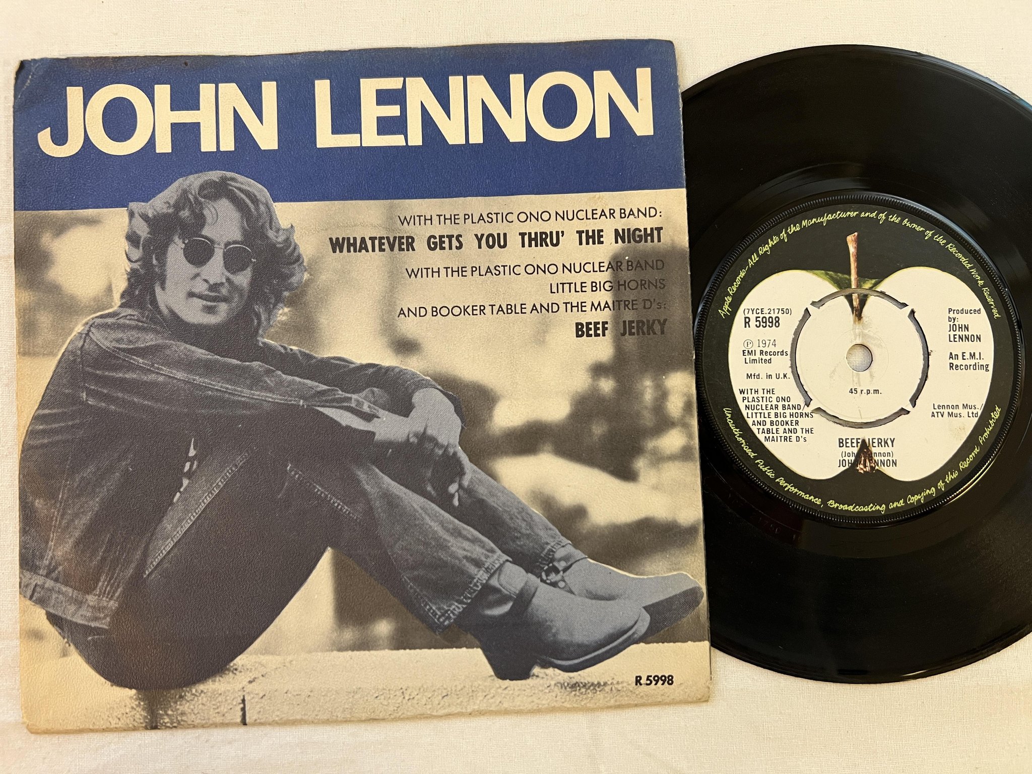 Omslagsbild för skivan JOHN LENNON 7"single -74 UK/Swe APPLE R 5998 *** Unique Swedish Sleeve ***