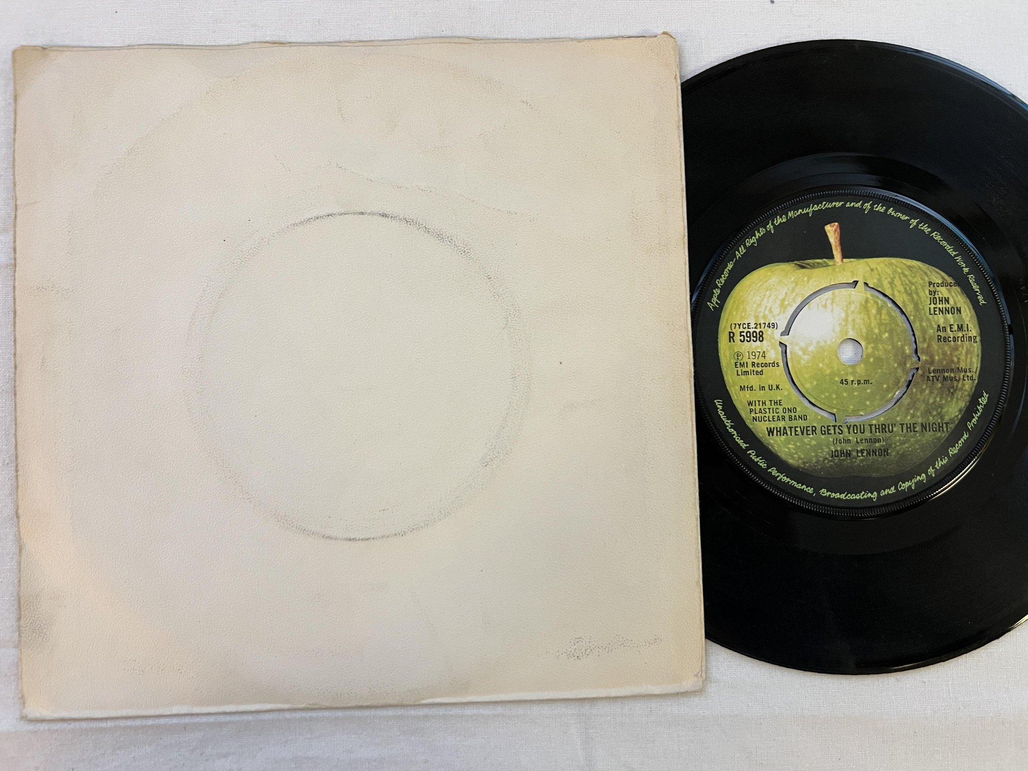 Omslagsbild för skivan JOHN LENNON 7"single -74 UK/Swe APPLE R 5998 *** Unique Swedish Sleeve ***