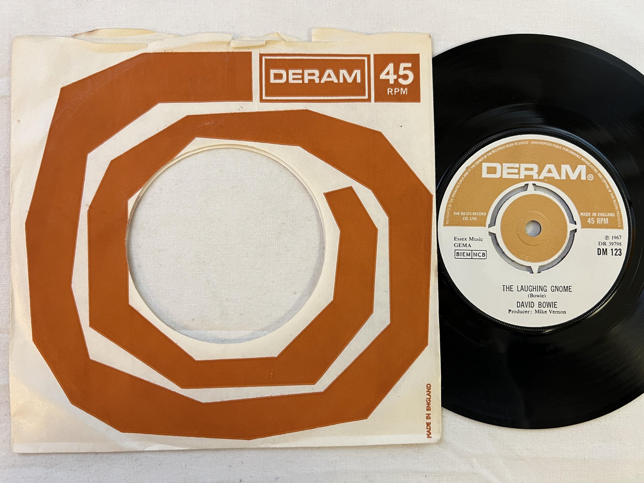 Omslagsbild för skivan DAVID BOWIE the laughing gnome 7" -73 UK DERAM DM 123