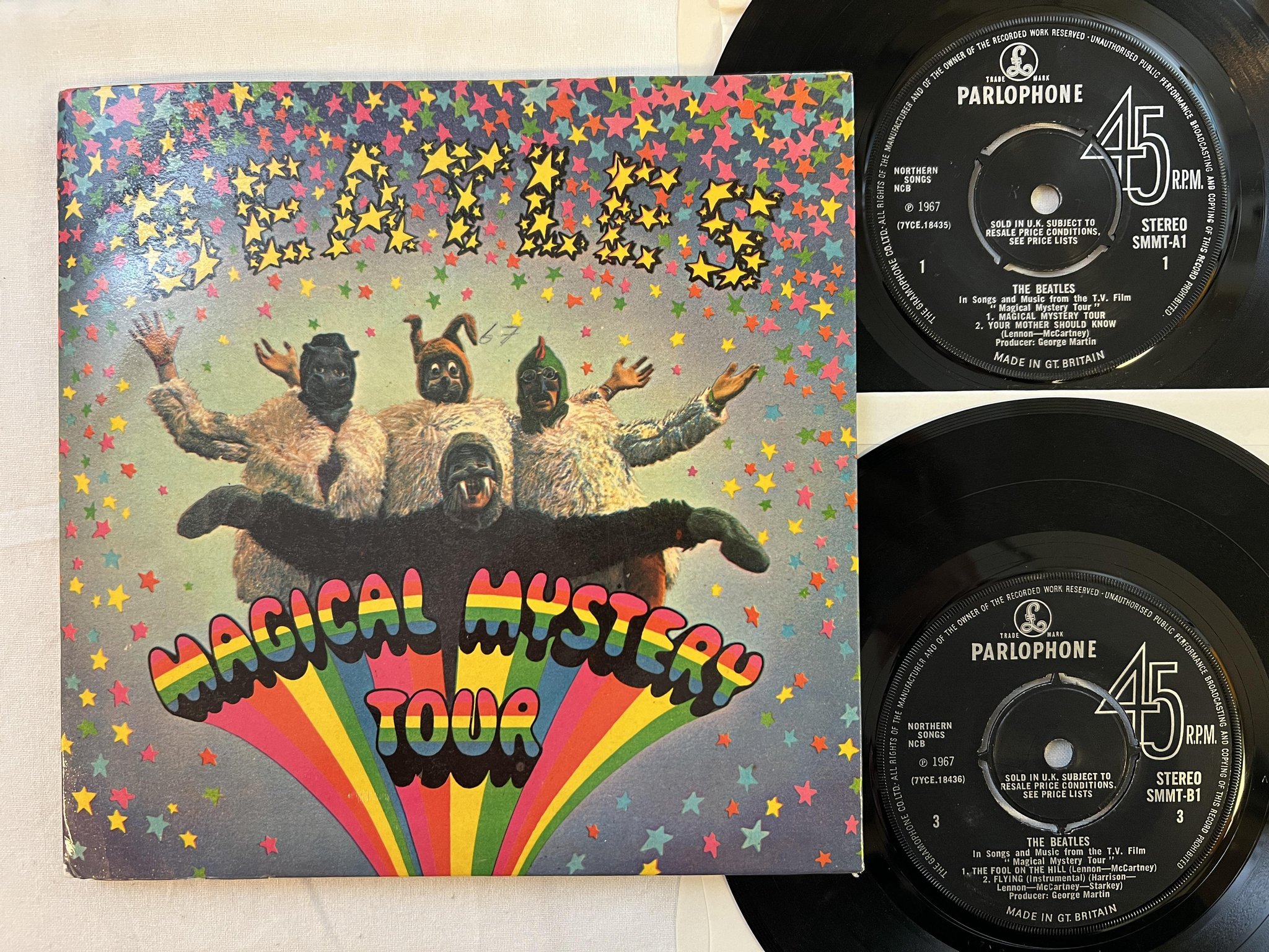 Omslagsbild för skivan THE BEATLES magical mystery 2x7"EP -67 UK PARLOPHONE SMMT-1