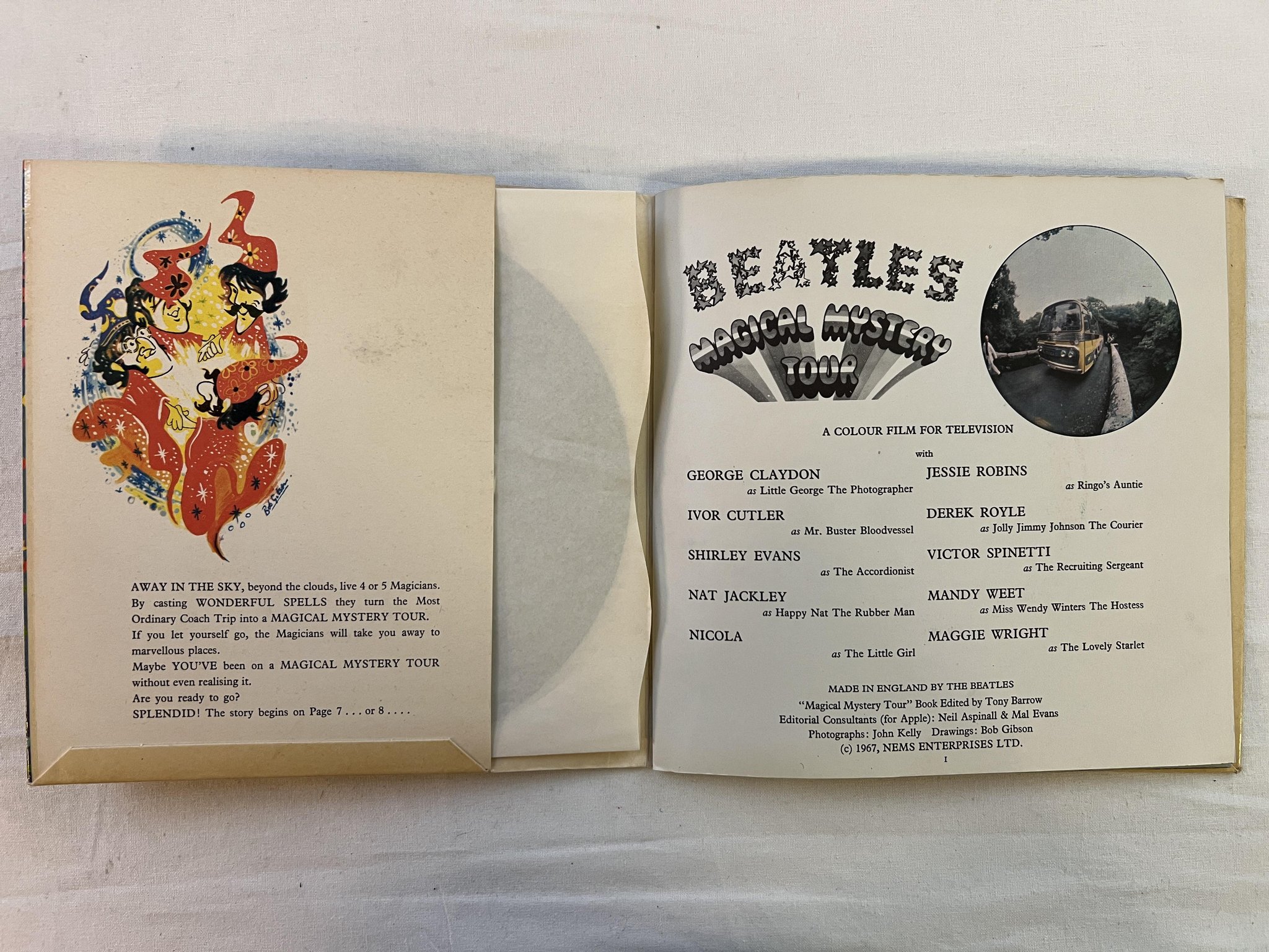 Omslagsbild för skivan THE BEATLES magical mystery 2x7"EP -67 UK PARLOPHONE SMMT-1