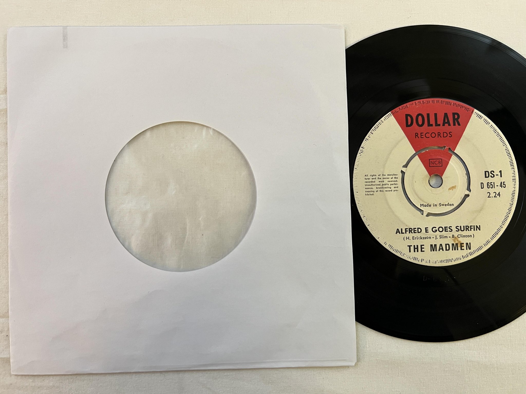 Omslagsbild för skivan THE MADMEN Alfred E Goes Surfin' 7"single -65 Swe DOLLAR DS-1 *** RARE ***