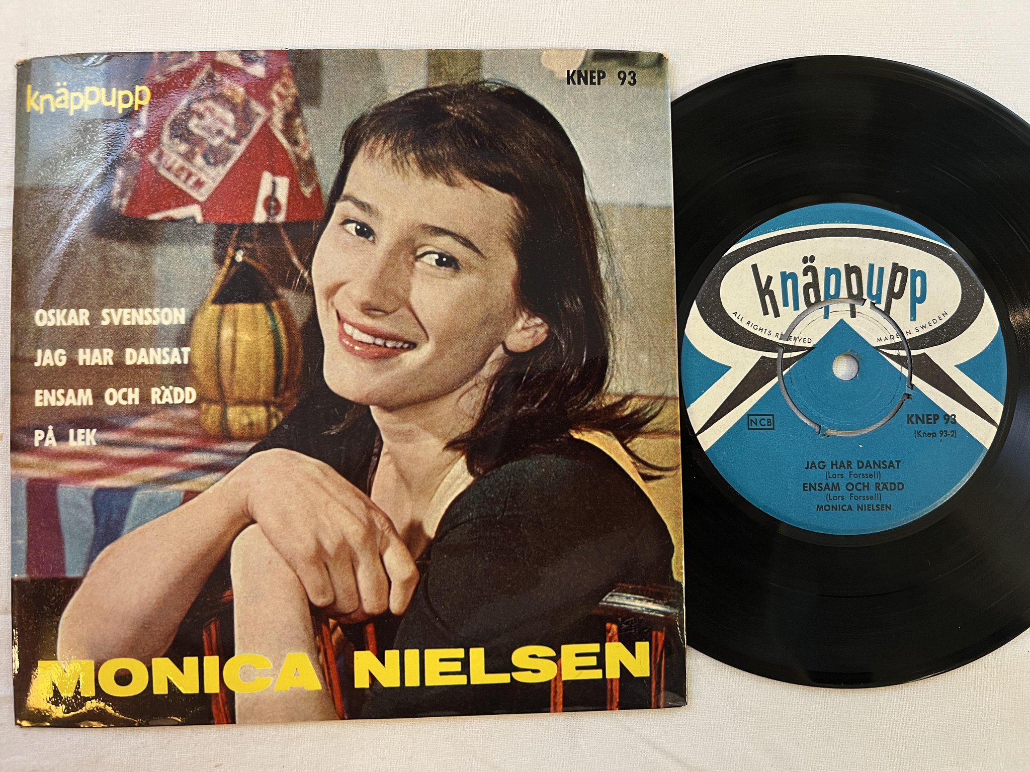 Omslagsbild för skivan MONICA NIELSEN oskar svensson 7"ep -59 Swe KNÄPPUPP KNEP 93