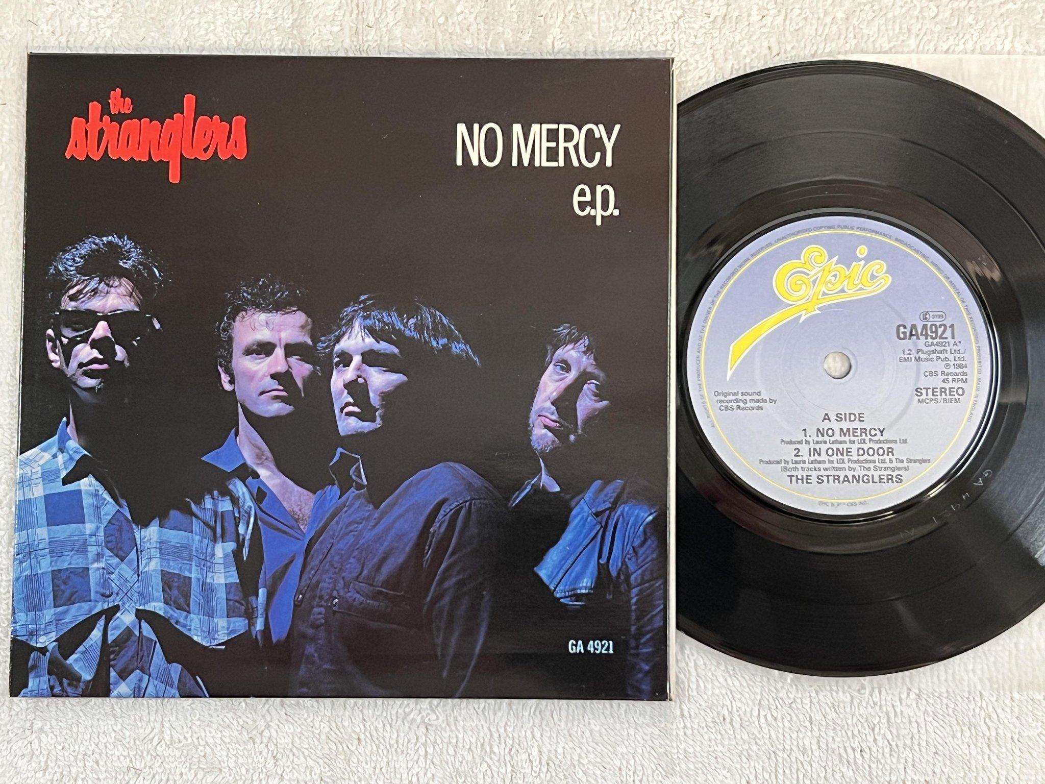 Omslagsbild för skivan THE STRANGLERS no mercy 7" -84 UK EPIC GA4921