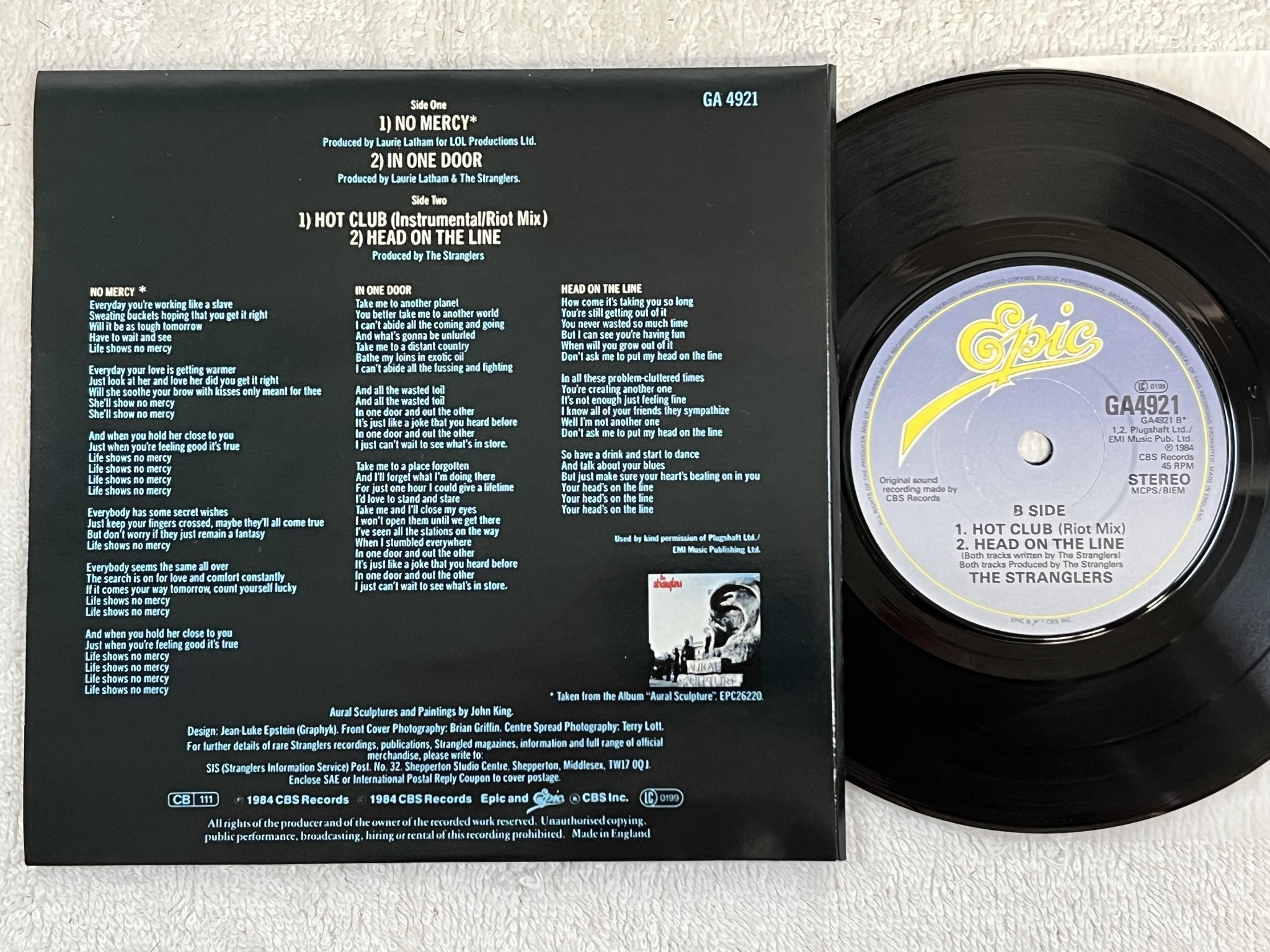Omslagsbild för skivan THE STRANGLERS no mercy 7" -84 UK EPIC GA4921