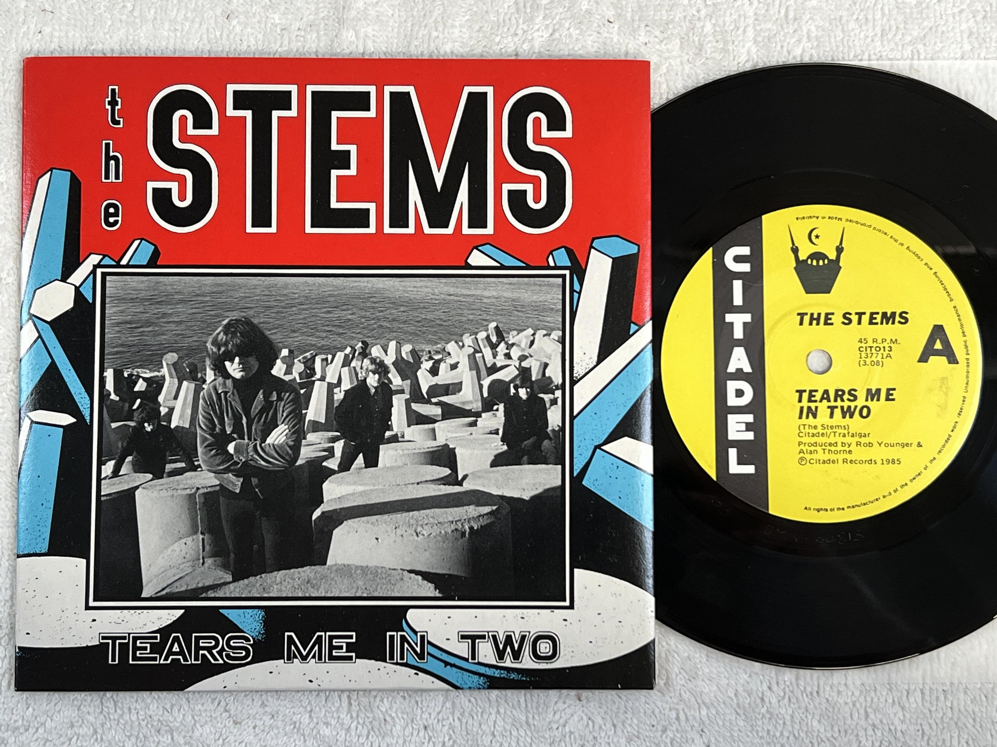 Omslagsbild för skivan THE STEMS Tears Me In Two 7" -85 Australia CITADEL CIT 013