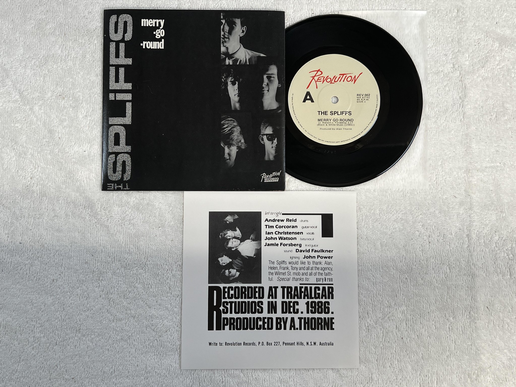 Omslagsbild för skivan THE SPLIFFS Merry Go Round 7" -87 Australia REVOLUTION REV 002