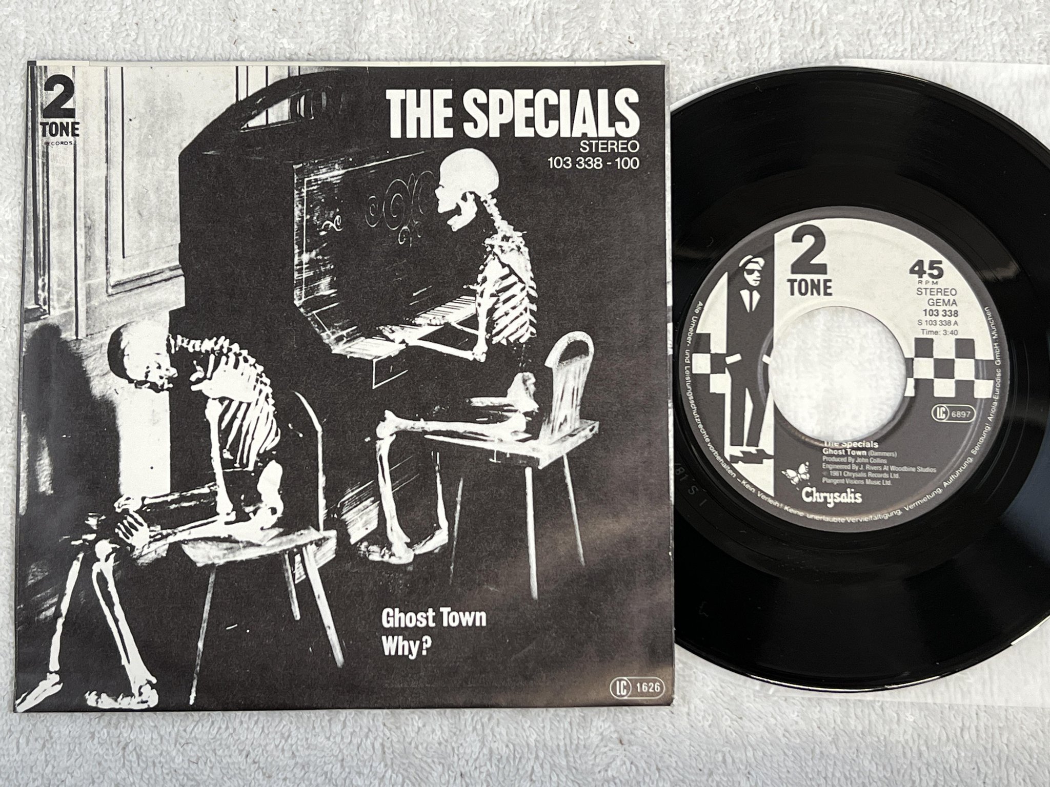 Omslagsbild för skivan THE SPECIALS ghost town 7" -81 Ger CHRYSALIS 103 338