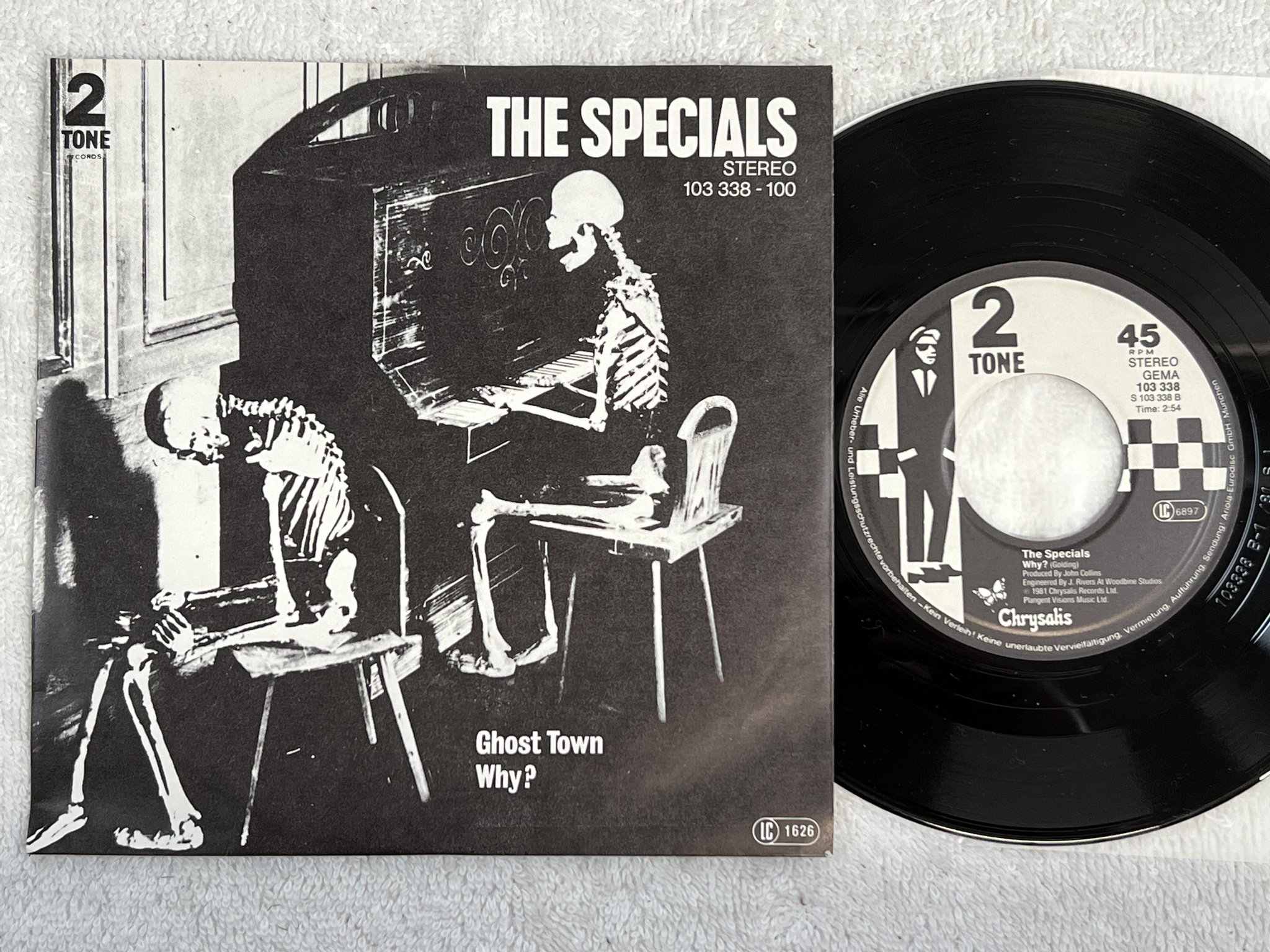 Omslagsbild för skivan THE SPECIALS ghost town 7" -81 Ger CHRYSALIS 103 338