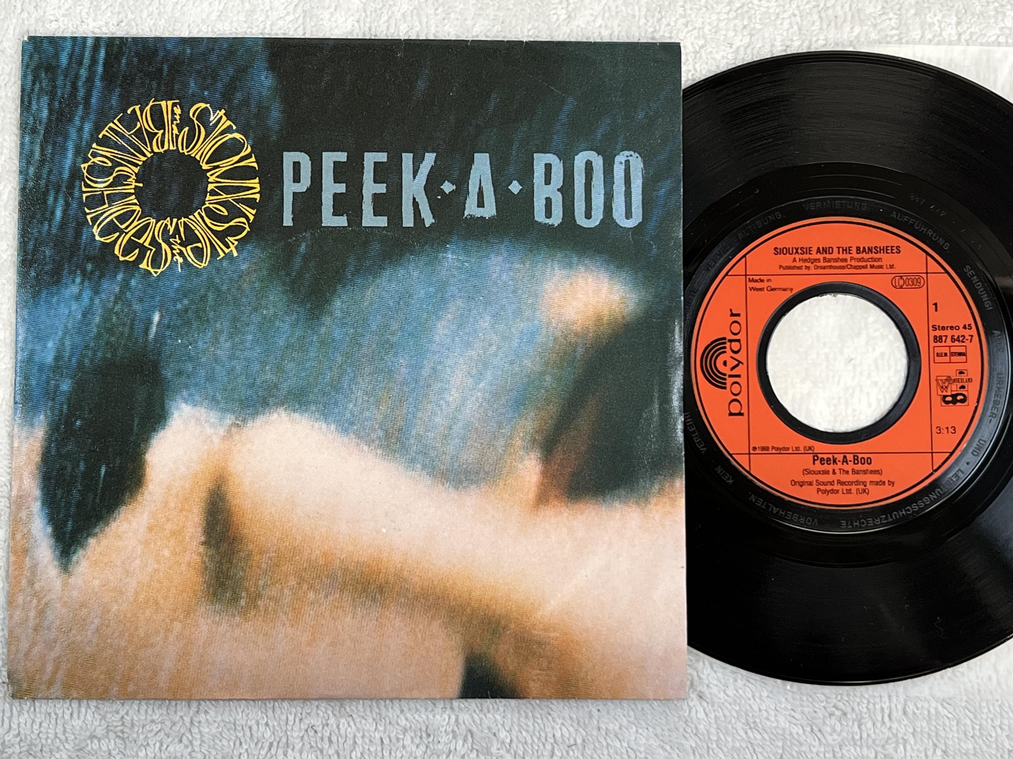 Omslagsbild för skivan SIOUXSIE AND THE BANSHEES peek-a-boo 7" -88 Ger POLYDOR 887 642-7