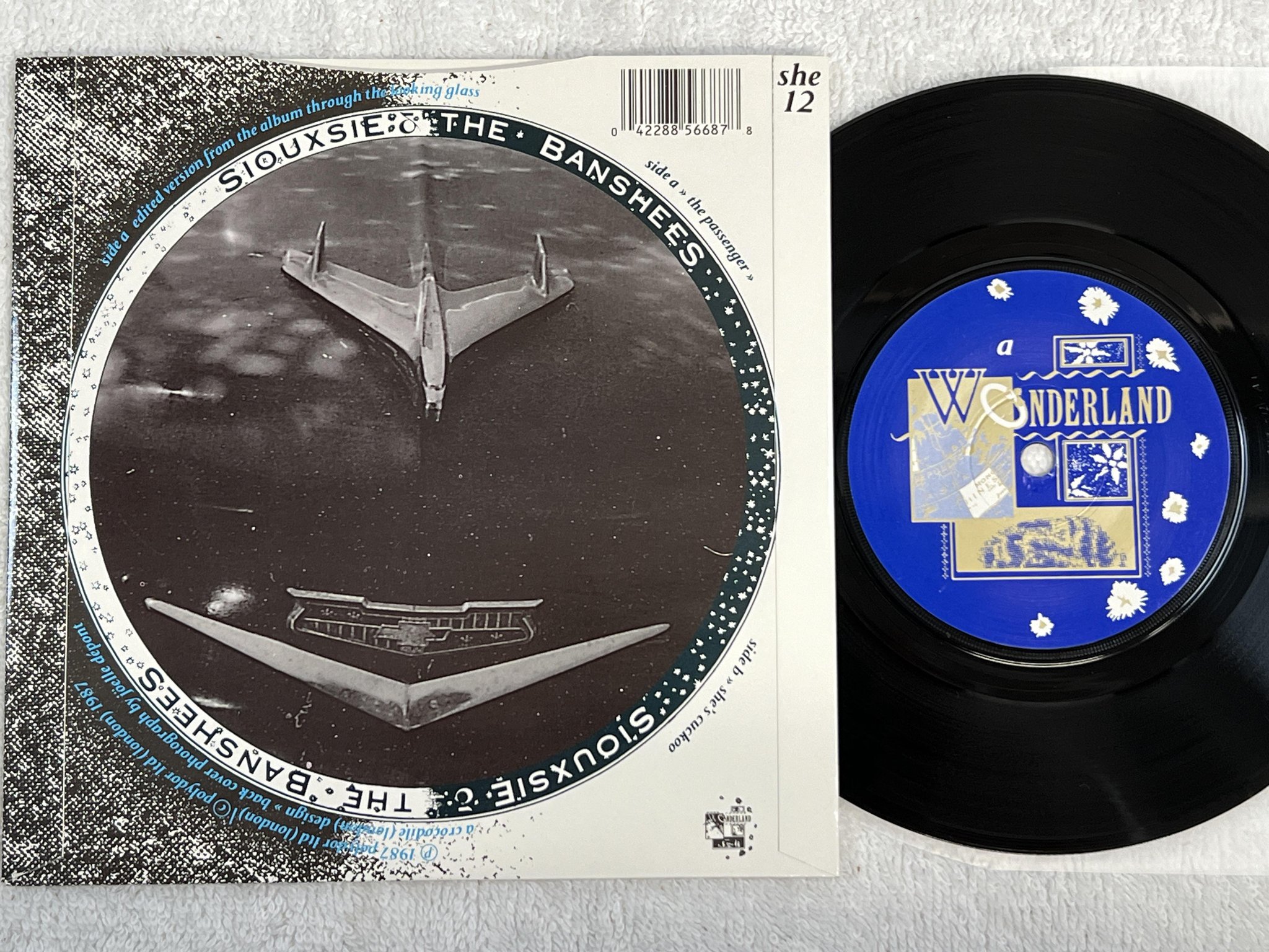 Omslagsbild för skivan SIOUXSIE AND THE BANSHEES the passenger 7" -87 POLYDOR SHE 12