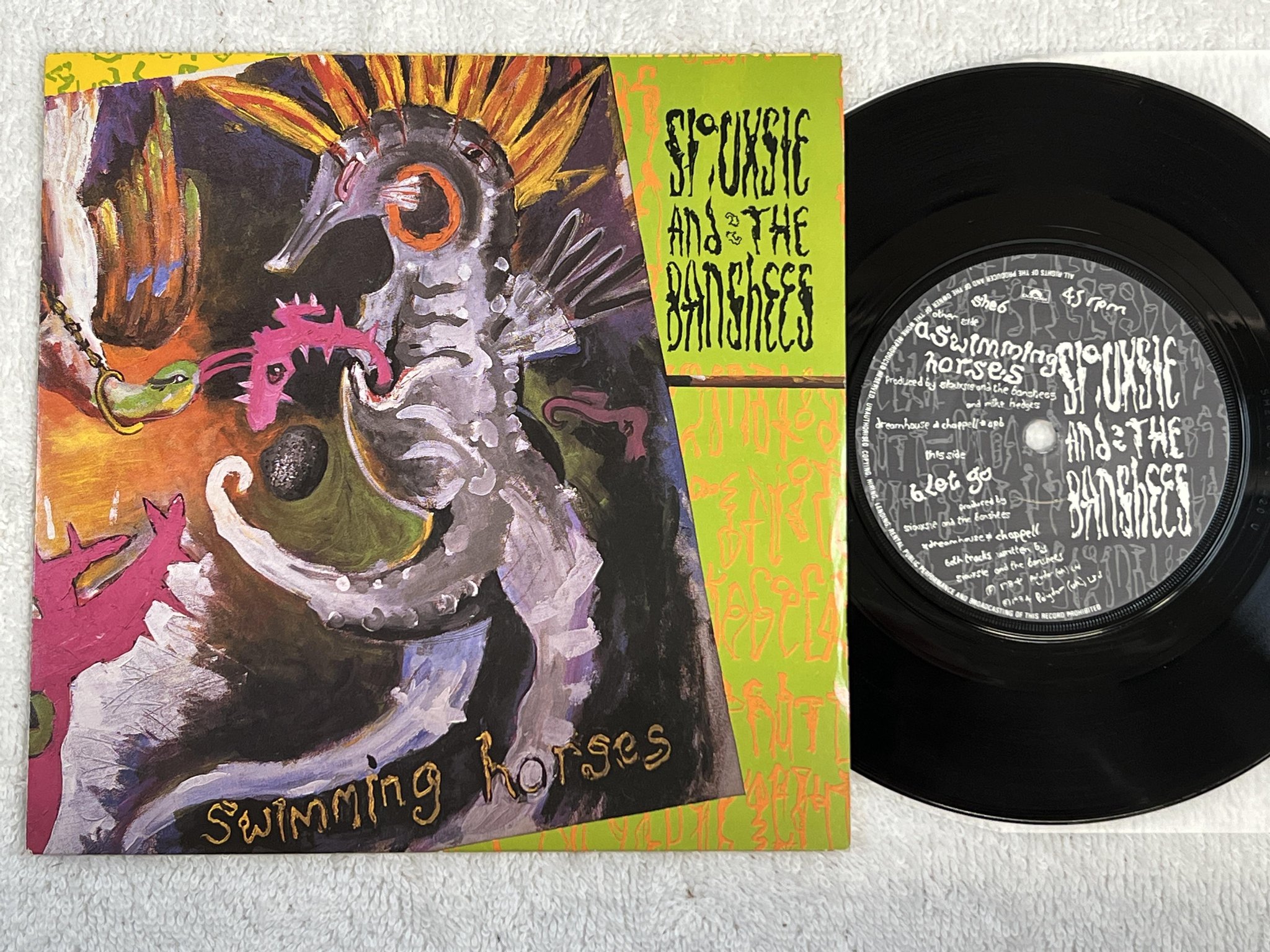 Omslagsbild för skivan SIOUXSIE AND THE BANSHEES swimming horses 7" -84 POLYDOR SHE 6