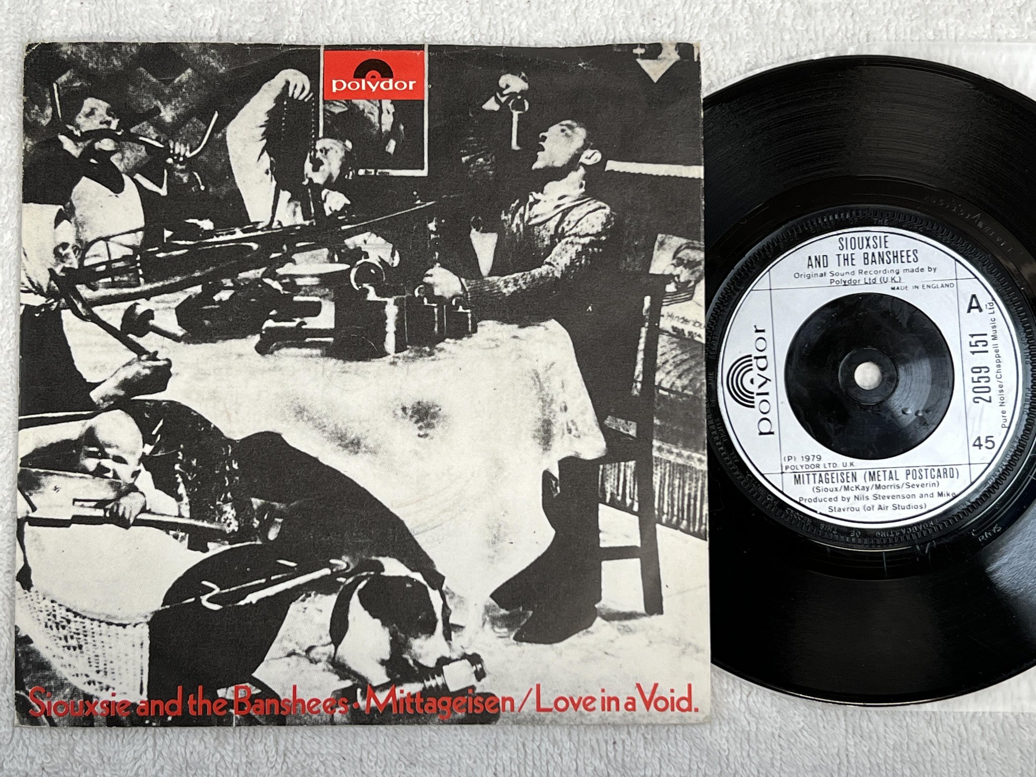 Omslagsbild för skivan SIOUXSIE AND THE BANSHEES love in a void 7" -79 UK POLYDOR 2059 151