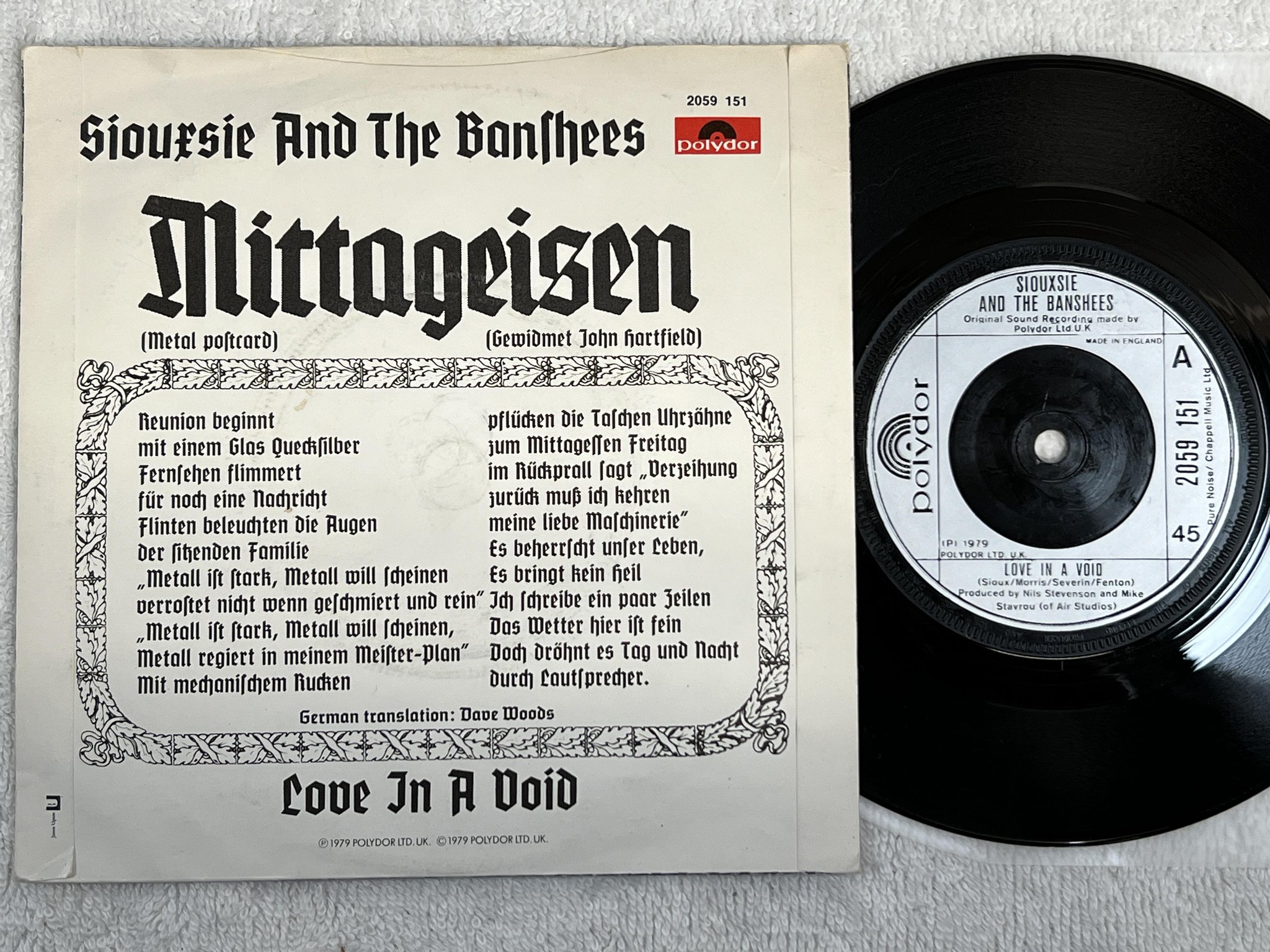 Omslagsbild för skivan SIOUXSIE AND THE BANSHEES love in a void 7" -79 UK POLYDOR 2059 151