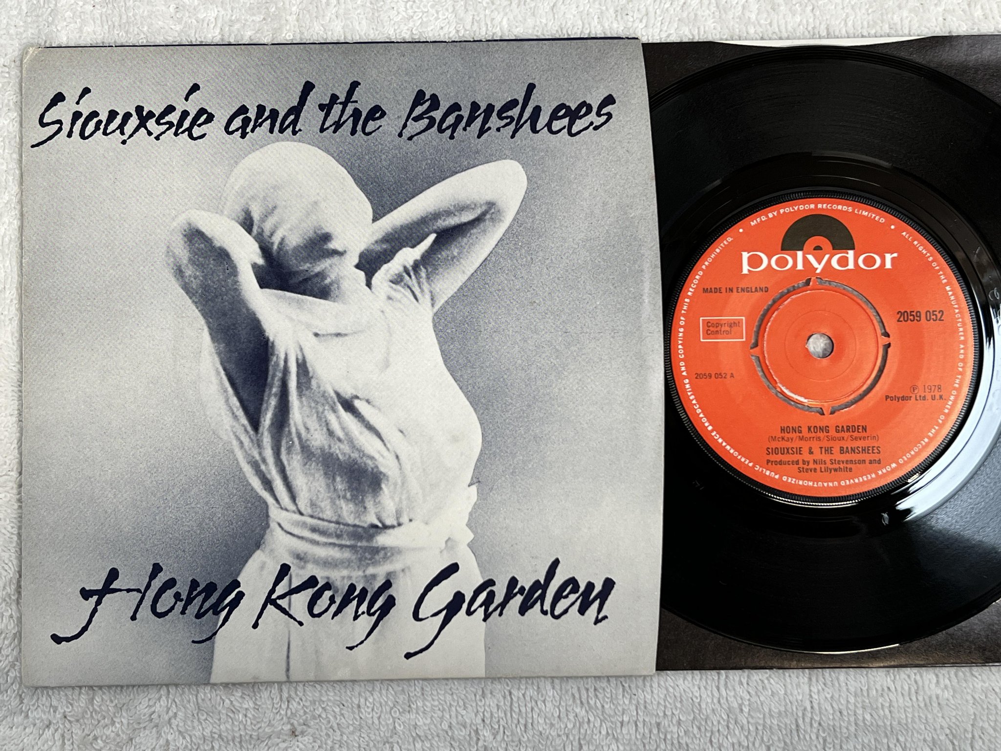Omslagsbild för skivan SIOUXSIE AND THE BANSHEES Hong Kong garden 7" -78 UK POLYDOR 2059 052