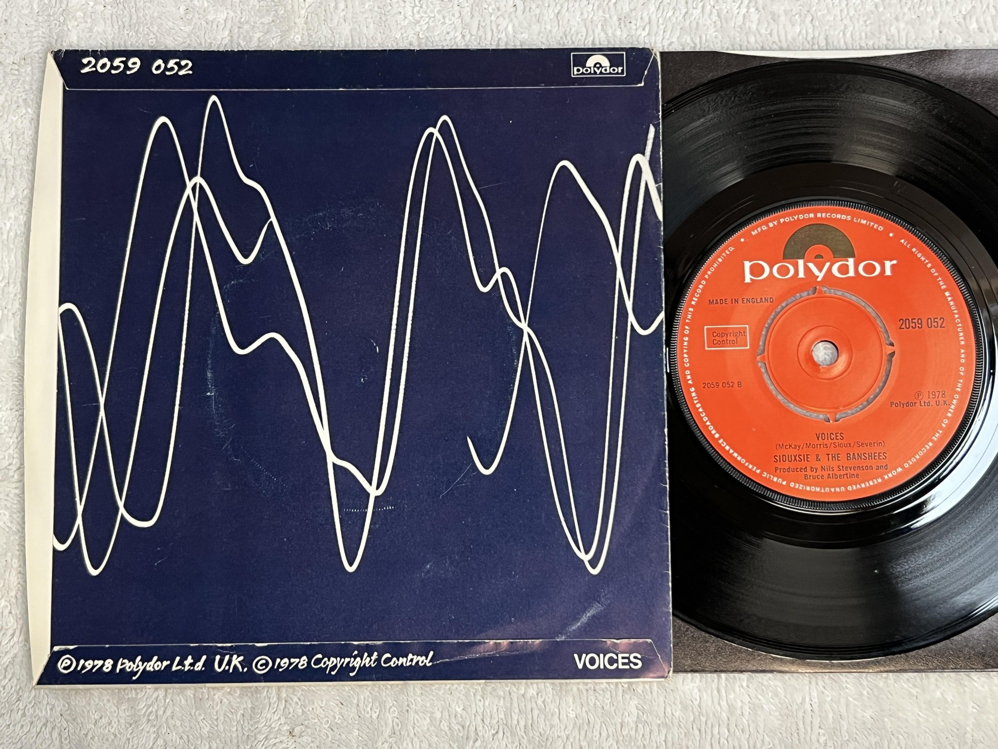 Omslagsbild för skivan SIOUXSIE AND THE BANSHEES Hong Kong garden 7" -78 UK POLYDOR 2059 052