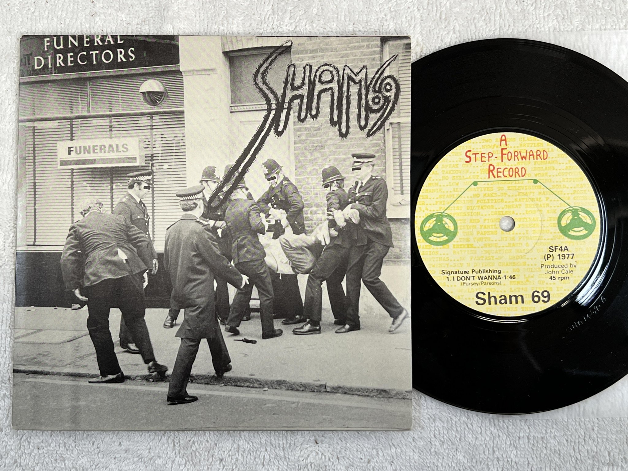 Omslagsbild för skivan SHAM 69 I don't wanna 7" -77 UK A STEP-FORWARD SF4