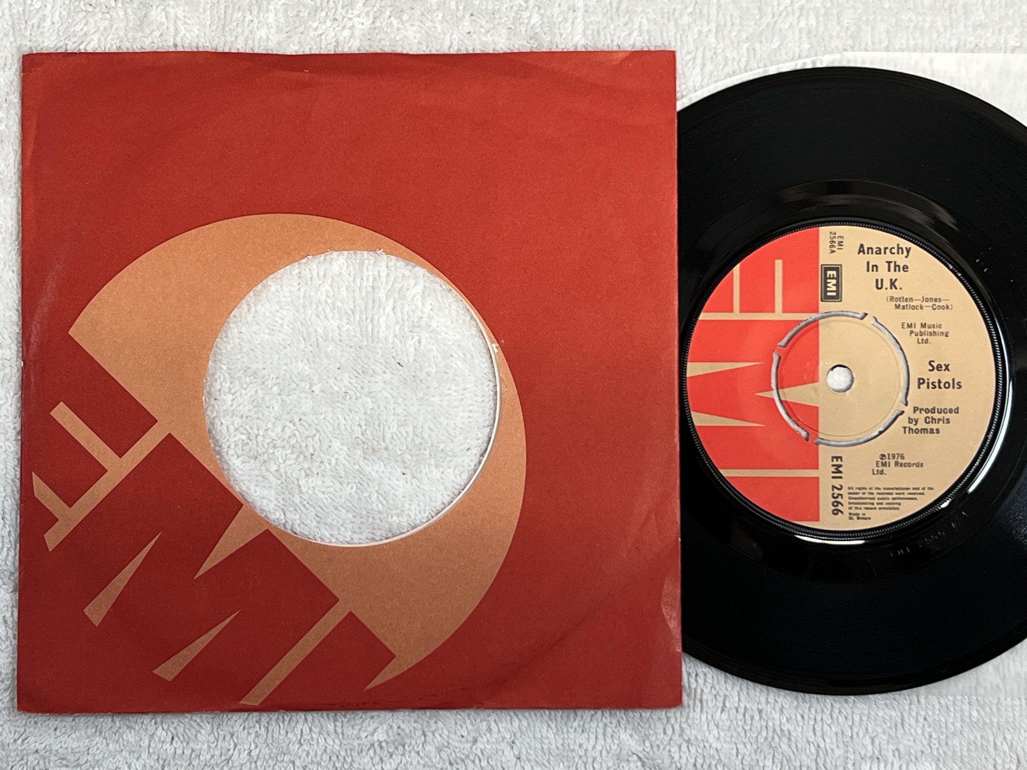 Omslagsbild för skivan SEX PISTOLS Anarchy In The U.K. 7" -76 UK EMI 2566 *** rare pressing ***