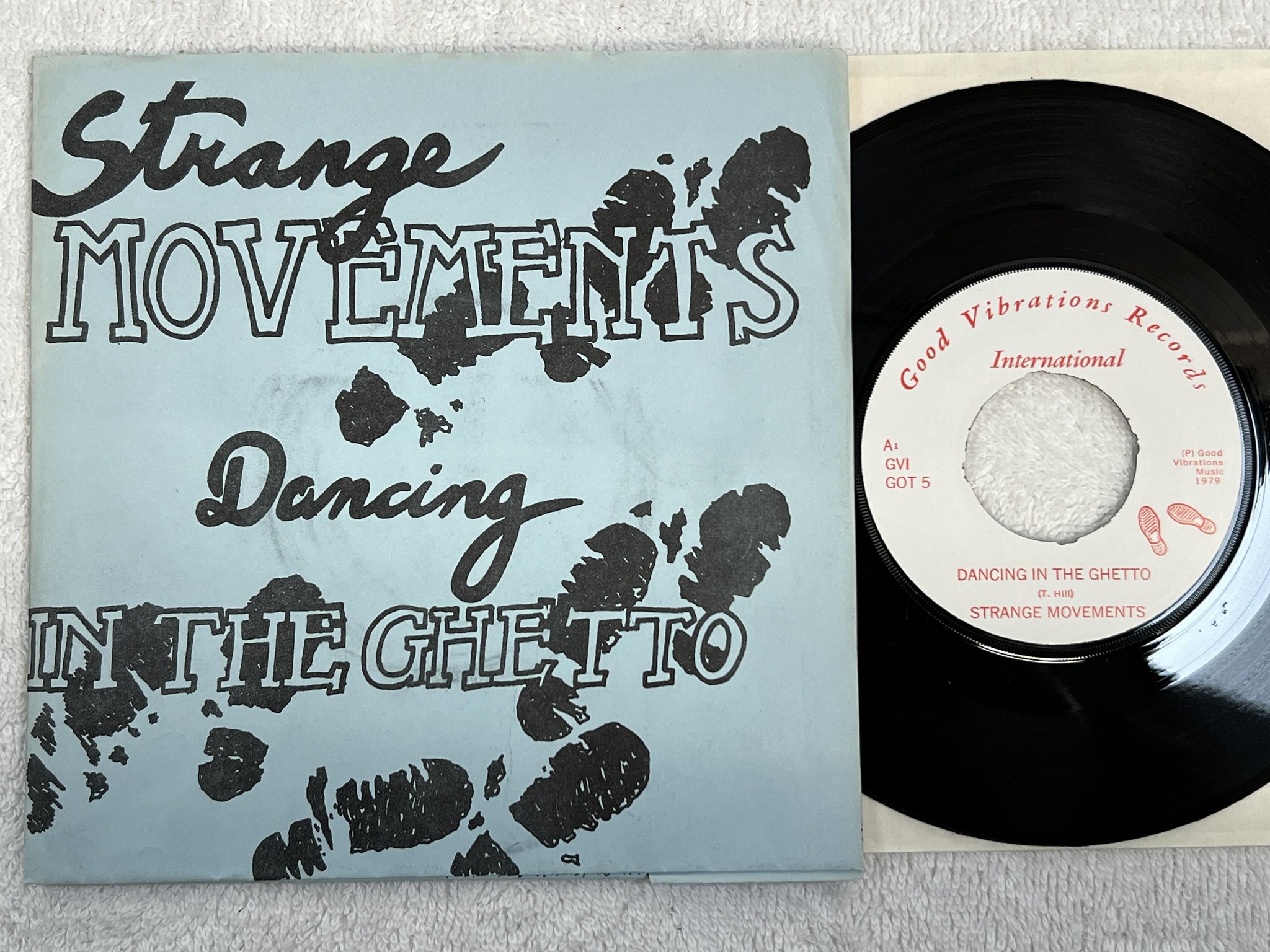 Omslagsbild för skivan STRANGE MOVEMENTS amuse yourself Dancing In The Ghetto 7" -79 GVI GOT 5 punk