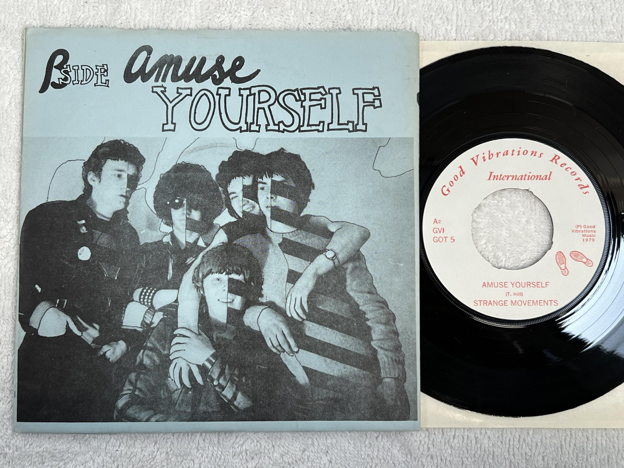 Omslagsbild för skivan STRANGE MOVEMENTS amuse yourself Dancing In The Ghetto 7" -79 GVI GOT 5 punk