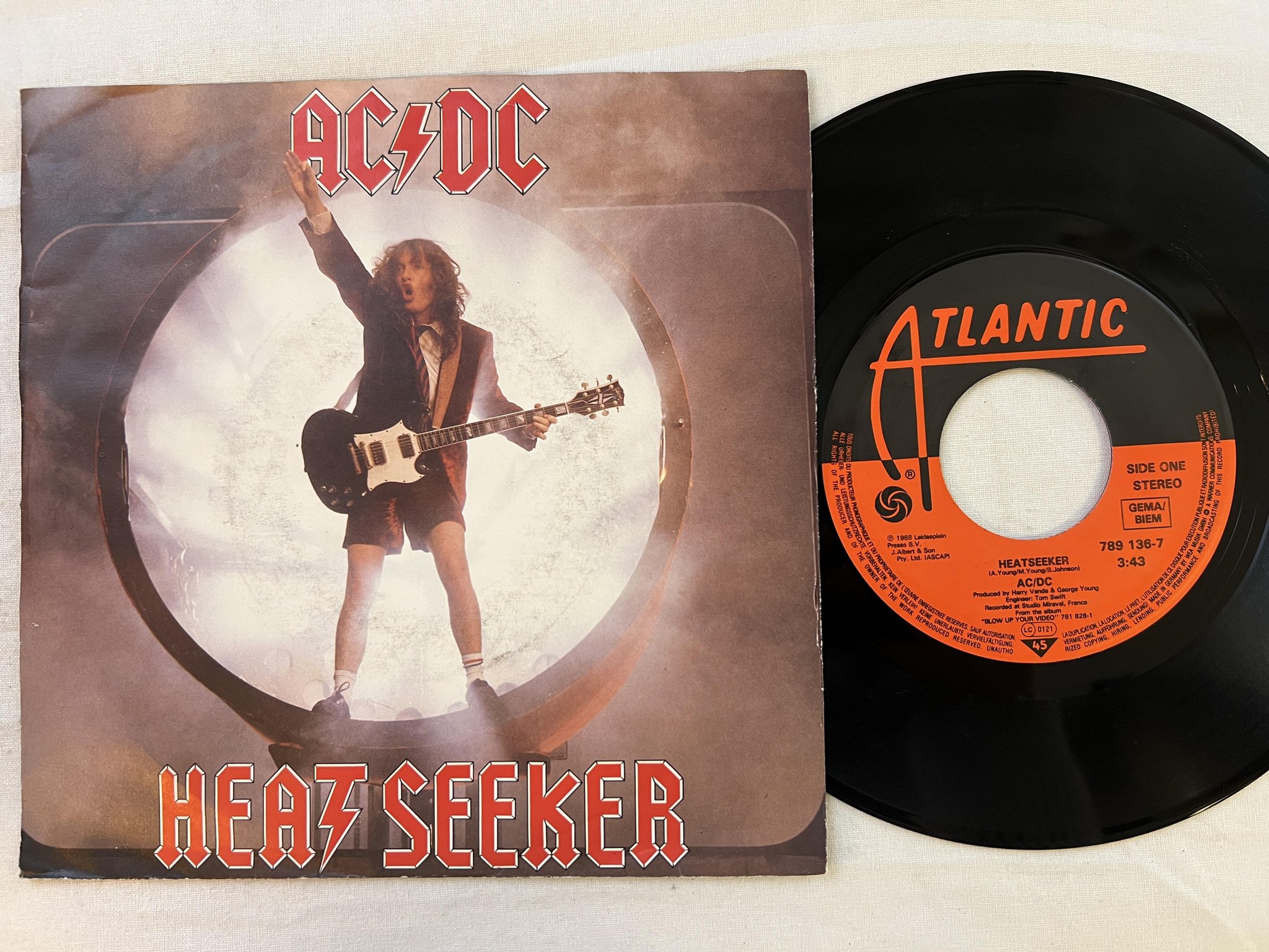 Omslagsbild för skivan AC/DC heatseaker 7" -88 Ger ATLANTIC 789 136-7