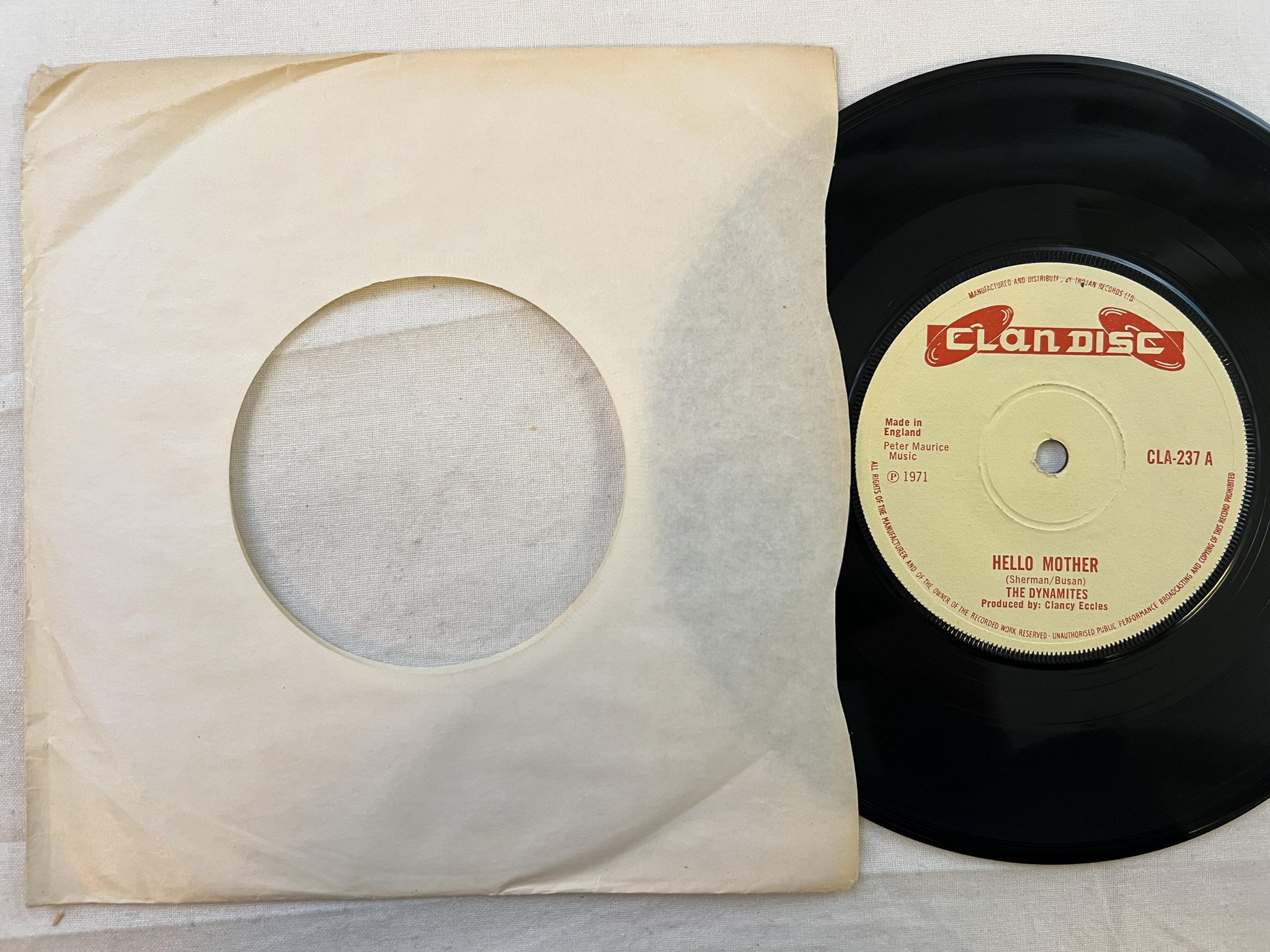 Omslagsbild för skivan THE DYNAMITES hello mother 7" -71 UK CLAN DISC CLA-237 reggae