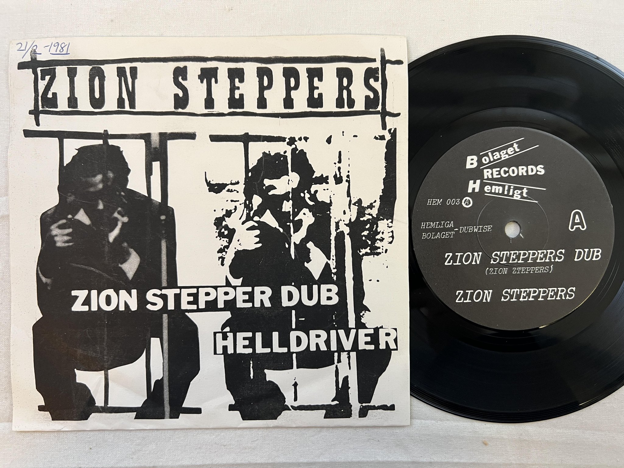 Omslagsbild för skivan ZION STEPPERS dub 7" -80 Swe HEMLIGA BYRÅN HEM 003