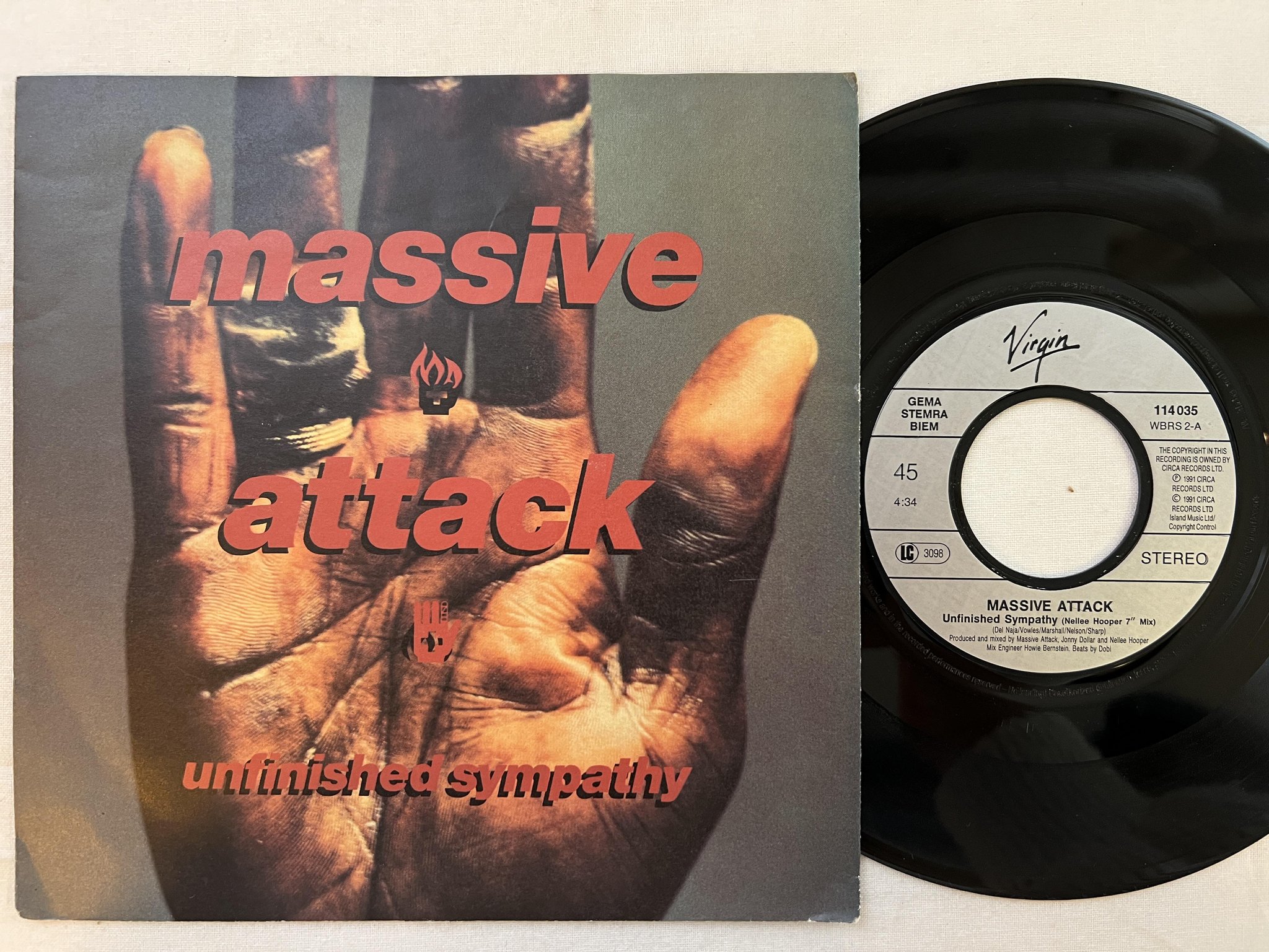Omslagsbild för skivan MASSIVE ATTACK unfinished symphony 7" -91 Hol VIRGIN 114035