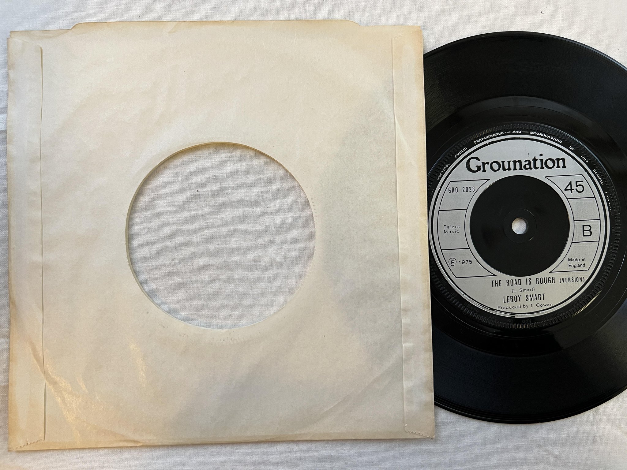 Omslagsbild för skivan LEROY SMART the road is rough 7" -75 UK GROUNATION GRO 2028