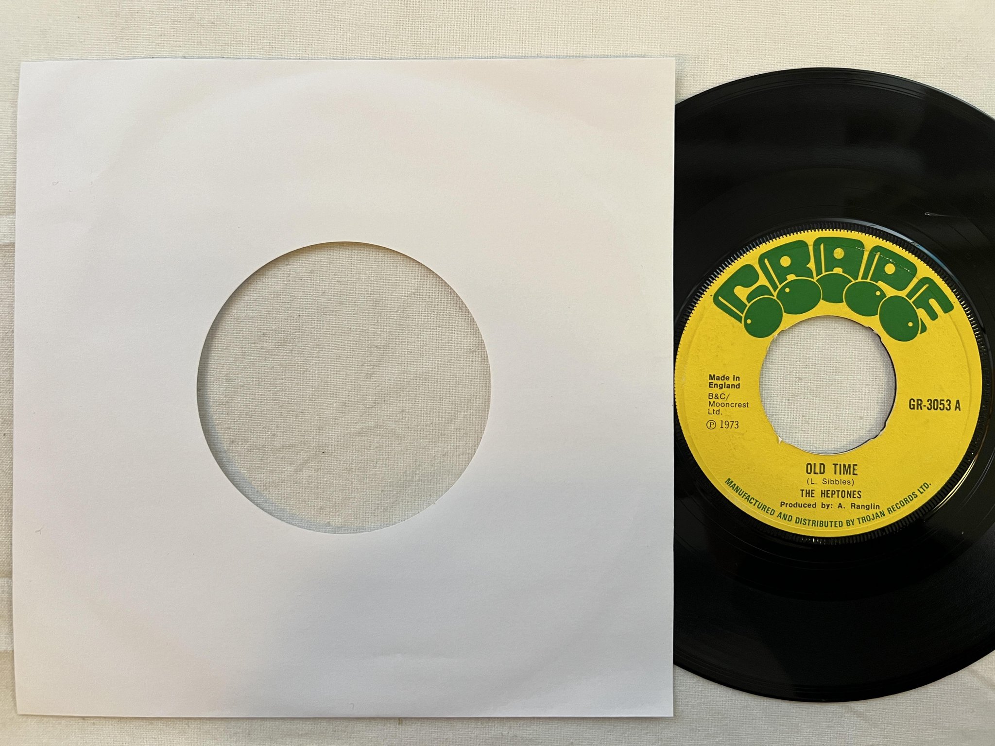 Omslagsbild för skivan THE HEPTONES old time 7" -73 UK GRAPE GR 3053