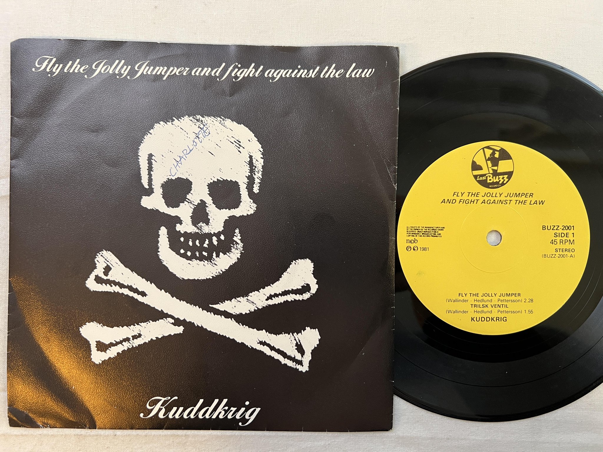 Omslagsbild för skivan KUDDKRIG Fly The Jolly Jumper 7" -82 Swe LAST BUZZ BUZZ-2001 * Power Pop *