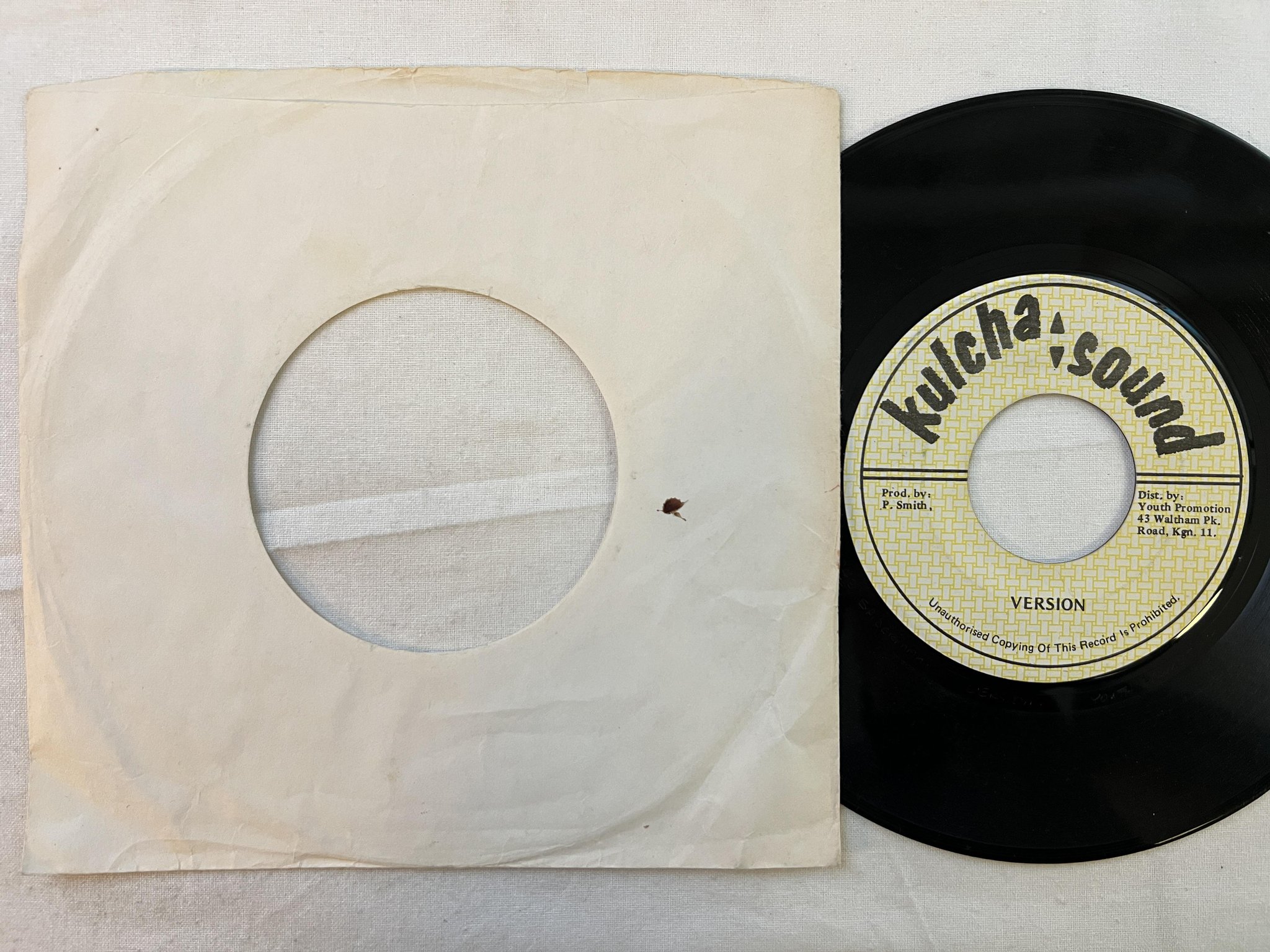 Omslagsbild för skivan ROBERT FFRENCH heat in de place 7" -87 Jamaica KULCHA *** rare dancehall **