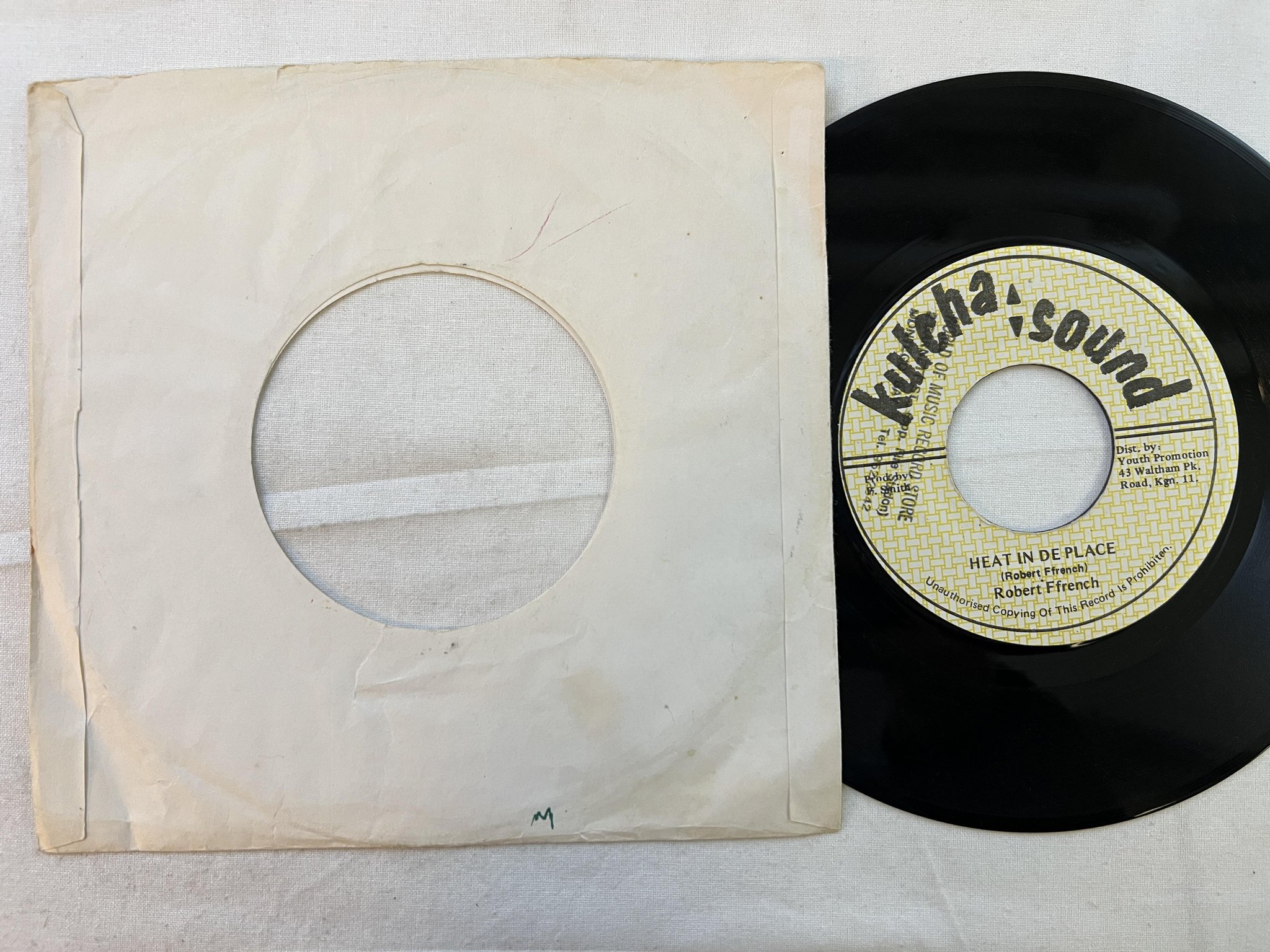 Omslagsbild för skivan ROBERT FFRENCH heat in de place 7" -87 Jamaica KULCHA *** rare dancehall **