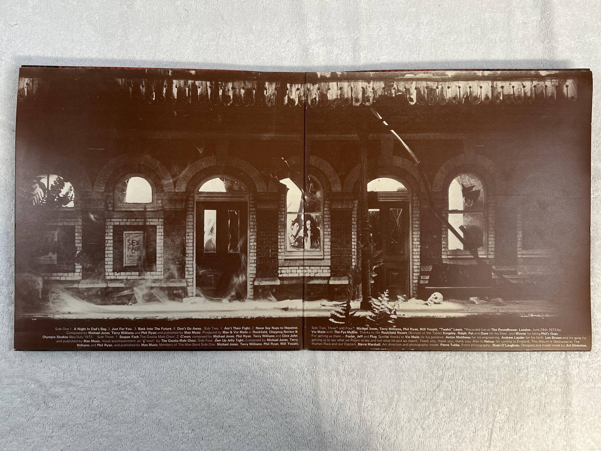 Omslagsbild för skivan MAN Back Into The Future 2xLP -73 UK UNITED ARTISTS UAD 60053/4