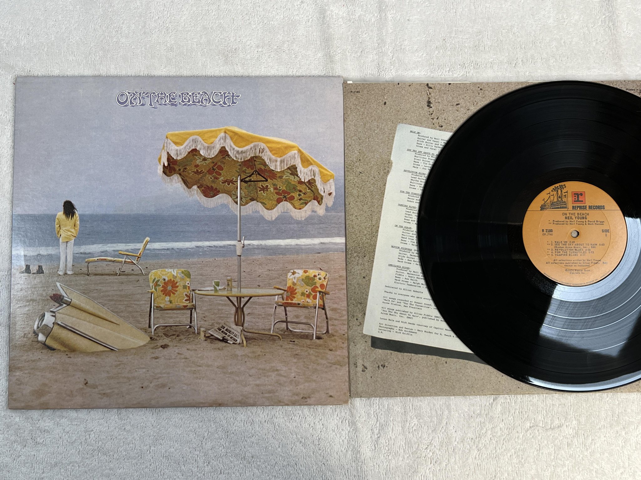 Omslagsbild för skivan NEIL YOUNG on the beach LP -74 US REPRISE R 2180