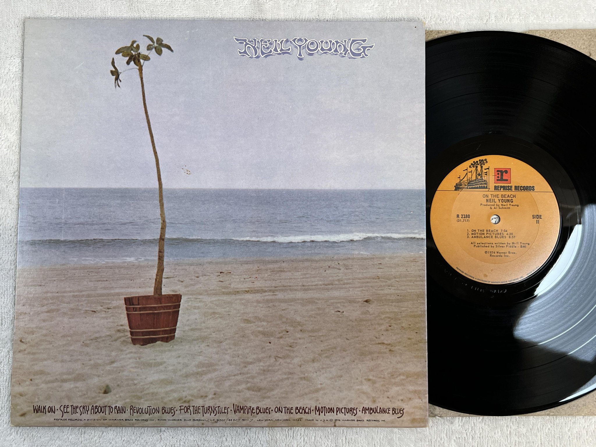 Omslagsbild för skivan NEIL YOUNG on the beach LP -74 US REPRISE R 2180