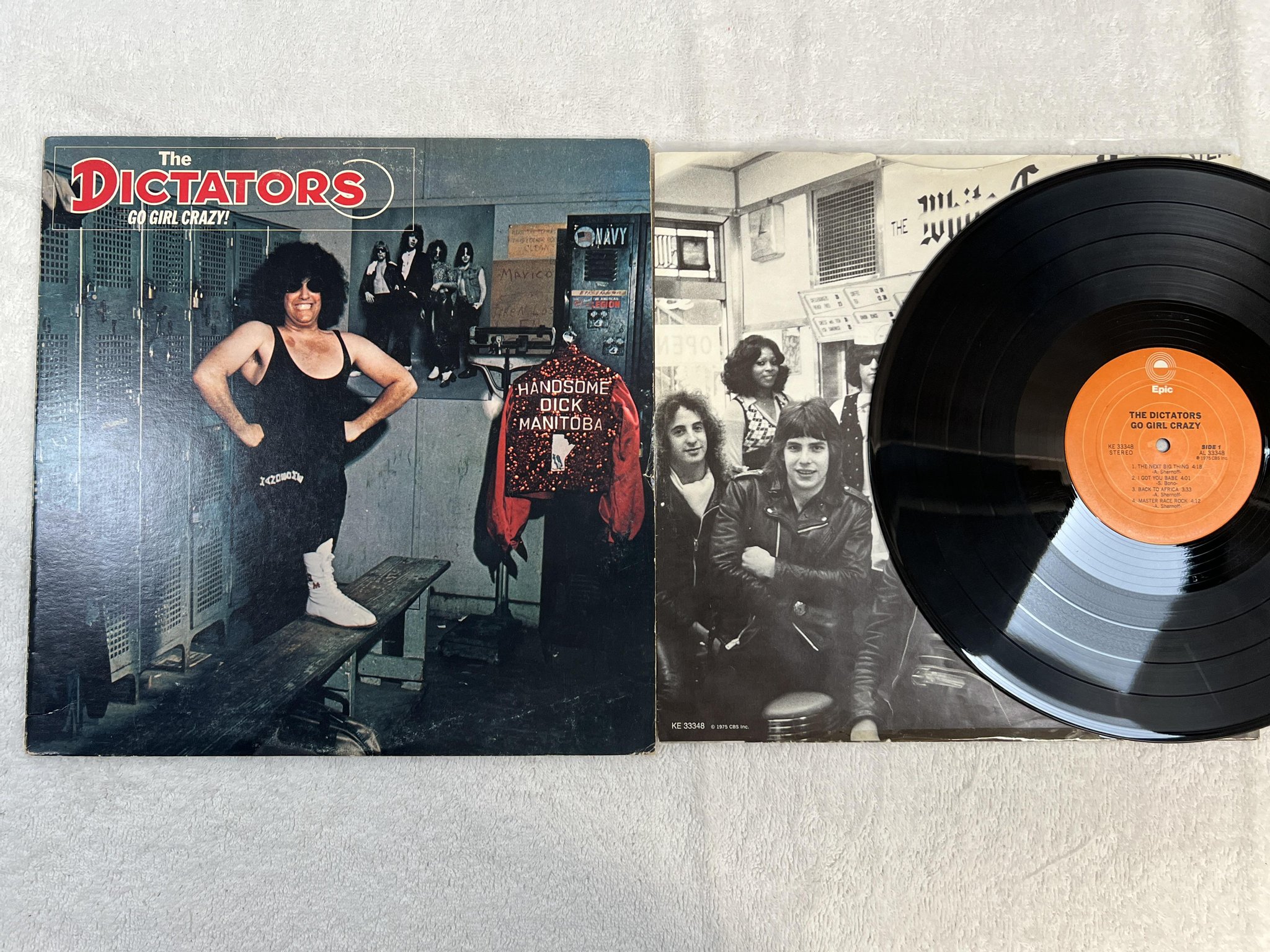 Omslagsbild för skivan THE DICTATORS go girl crazy LP -75 US EPIC KE 33348 *** PUNK ROCK ***