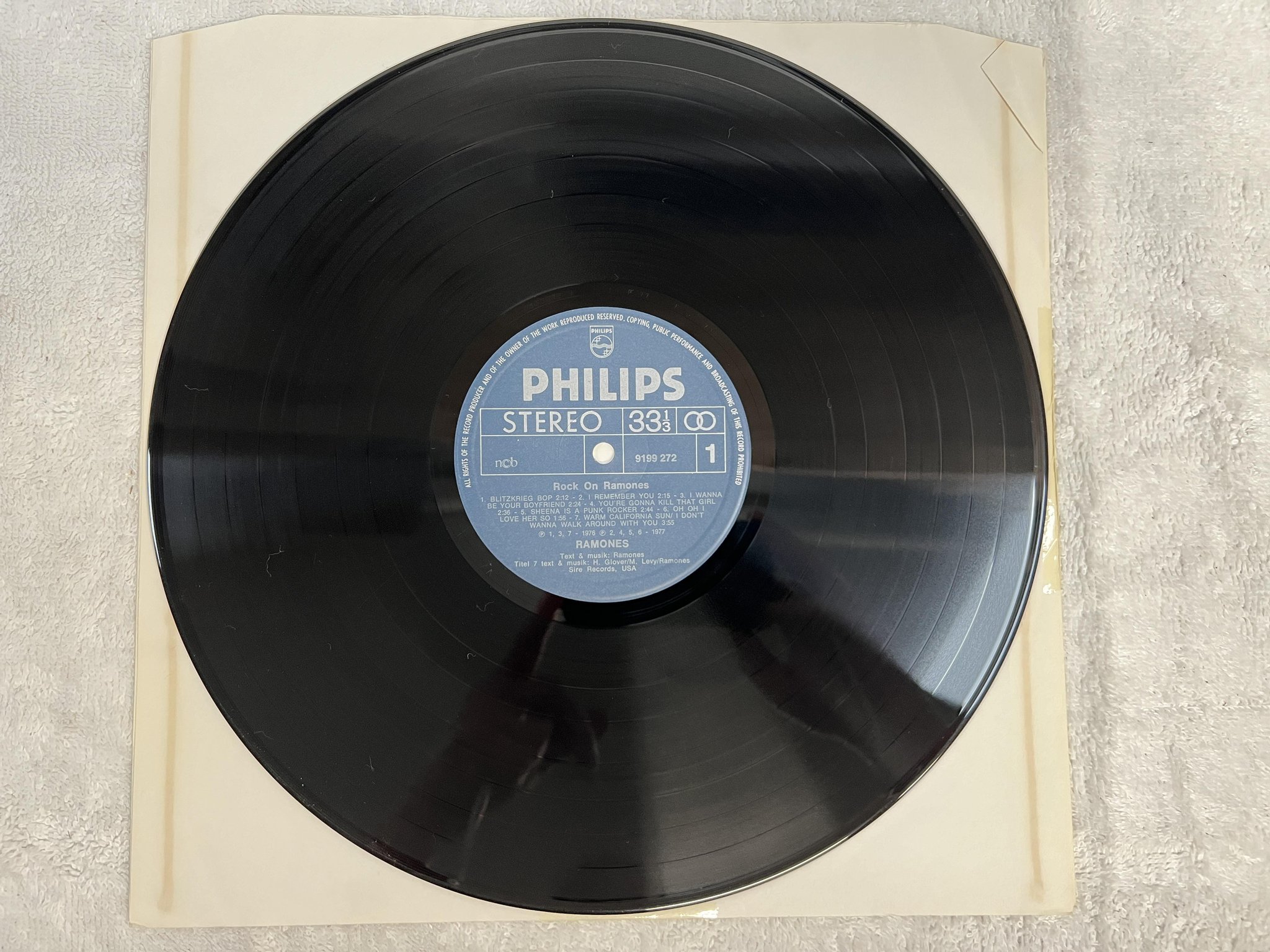 Omslagsbild för skivan RAMONES & TOM PETTY & THE HEARTBREAKERS LP -77 Swe ROCK ON! 9199 272