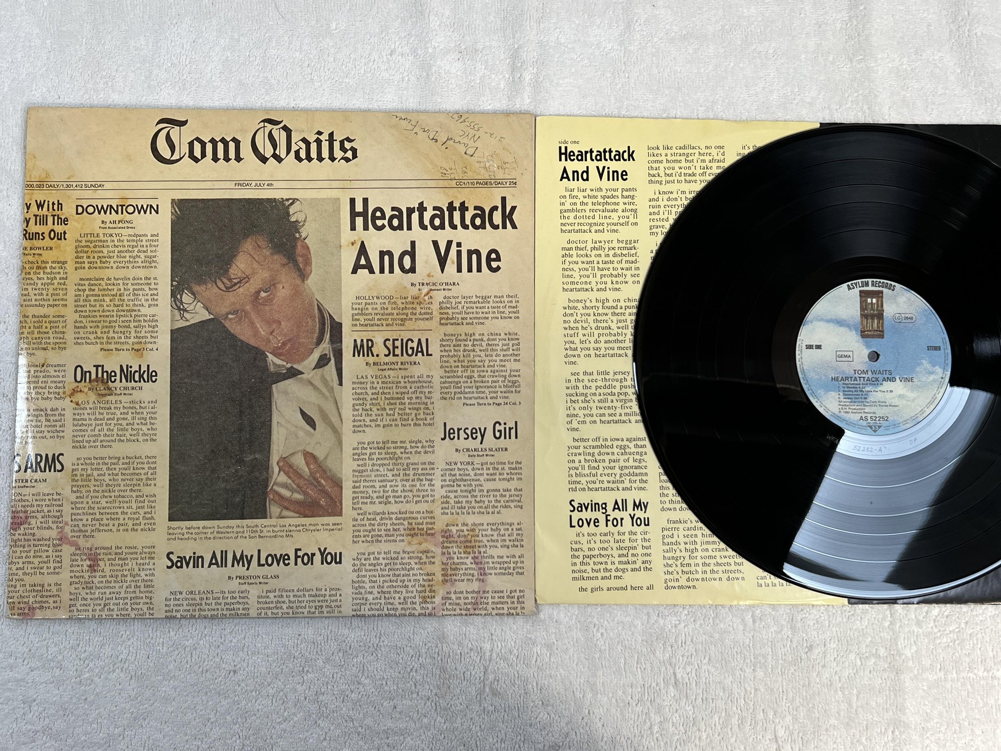 Omslagsbild för skivan TOM WAITS heartattack and vine LP -80 Ger ASYLUM AS 52252