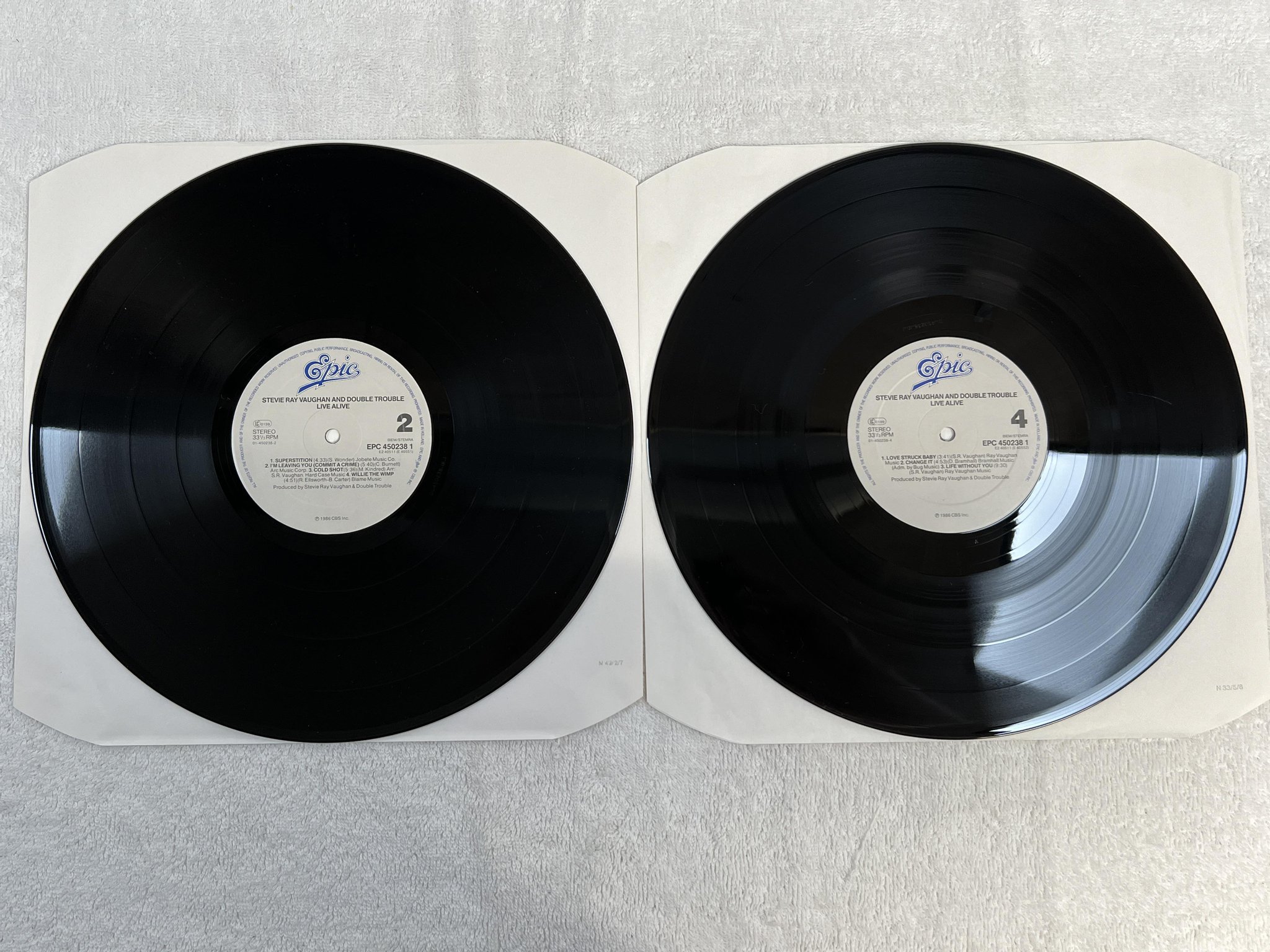 Omslagsbild för skivan STEVIE RAY VAUGHAN & DOUBLE TROUBLE live alive! 2xLP -86 Hol EPIC EPC 4502381