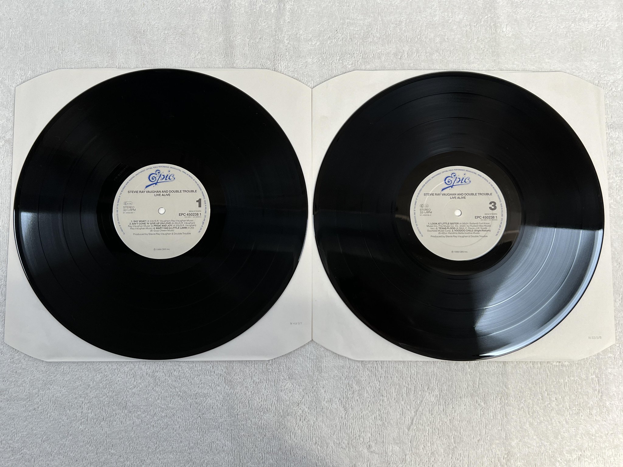 Omslagsbild för skivan STEVIE RAY VAUGHAN & DOUBLE TROUBLE live alive! 2xLP -86 Hol EPIC EPC 4502381