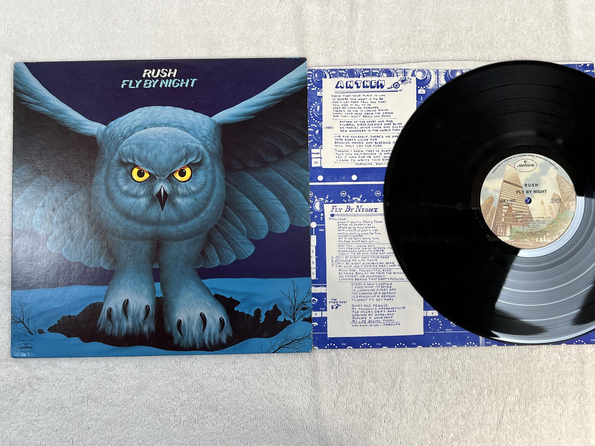 Omslagsbild för skivan RUSH fly by night LP -75 US MERCURY SRM 1-1023