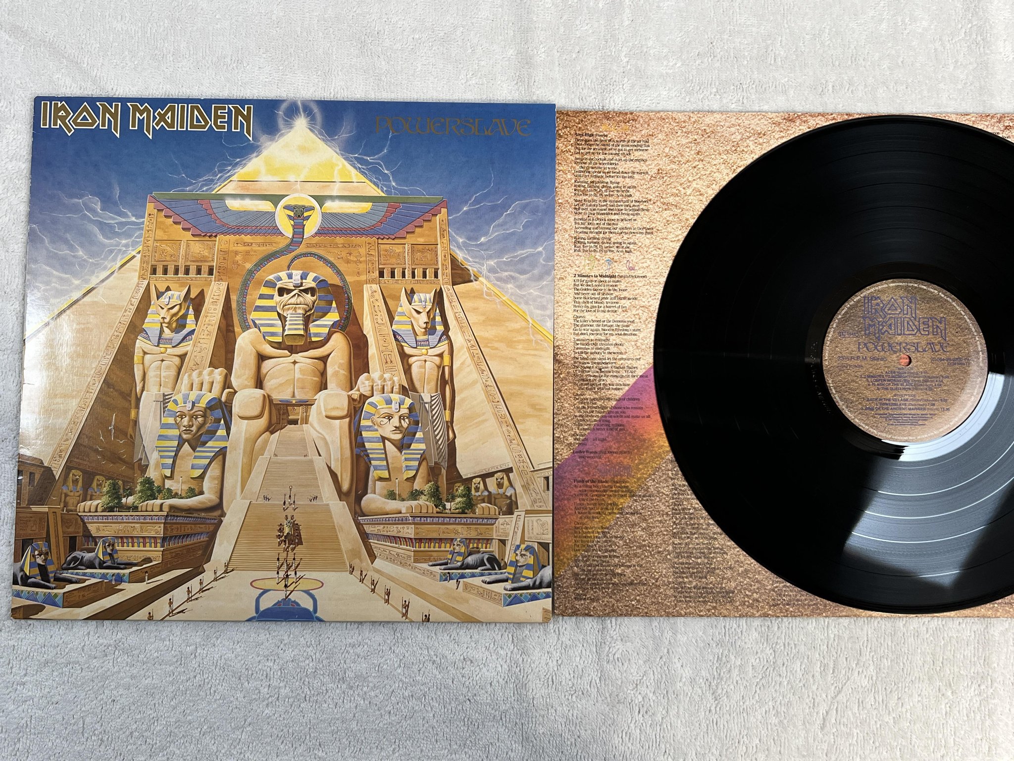 Omslagsbild för skivan IRON MAIDEN powerslave LP -84 Hol EMI 1C 064 24 0200 1