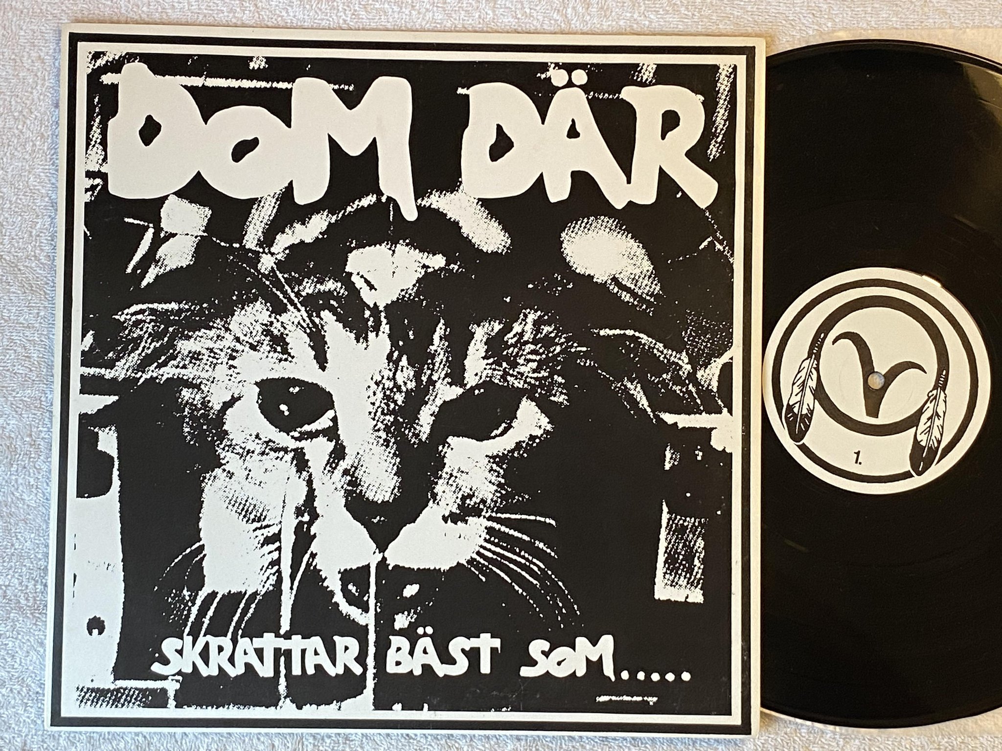 Omslagsbild för skivan DOM DÄR skrattar bäst som... MINI-ALBUM Swe -90 pas 83 MLP-00790