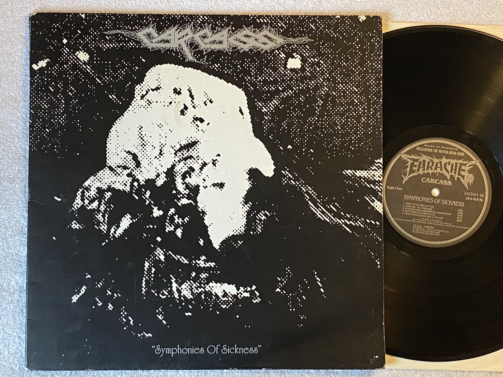 Omslagsbild för skivan CARCASS symphonies of sickness LP -89 UK EARACHE MOSH 18